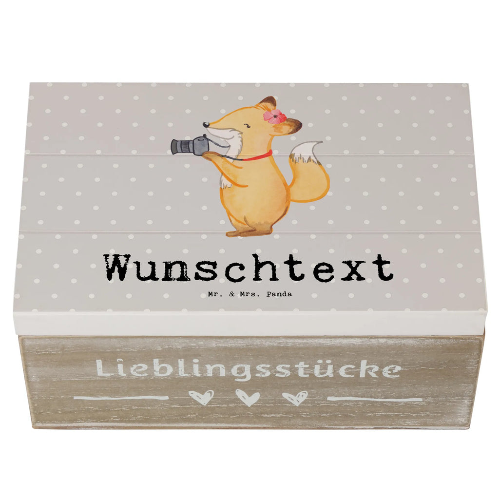 Personalisierte Holzkiste Fotografin Herz Holzkiste mit Namen, Kiste mit Namen, Schatzkiste mit Namen, Truhe mit Namen, Schatulle mit Namen, Erinnerungsbox mit Namen, Erinnerungskiste, mit Namen, Dekokiste mit Namen, Aufbewahrungsbox mit Namen, Holzkiste Personalisiert, Kiste Personalisiert, Schatzkiste Personalisiert, Truhe Personalisiert, Schatulle Personalisiert, Erinnerungsbox Personalisiert, Erinnerungskiste Personalisiert, Dekokiste Personalisiert, Aufbewahrungsbox Personalisiert, Geschenkbox personalisiert, GEschenkdose personalisiert, Beruf, Ausbildung, Jubiläum, Abschied, Rente, Kollege, Kollegin, Geschenk, Schenken, Arbeitskollege, Mitarbeiter, Firma, Danke, Dankeschön, Fotografin, Fotoreporterin, Hobbyfotografin, Hochzeitsfotografin, Fotografie, Profi Fotografin