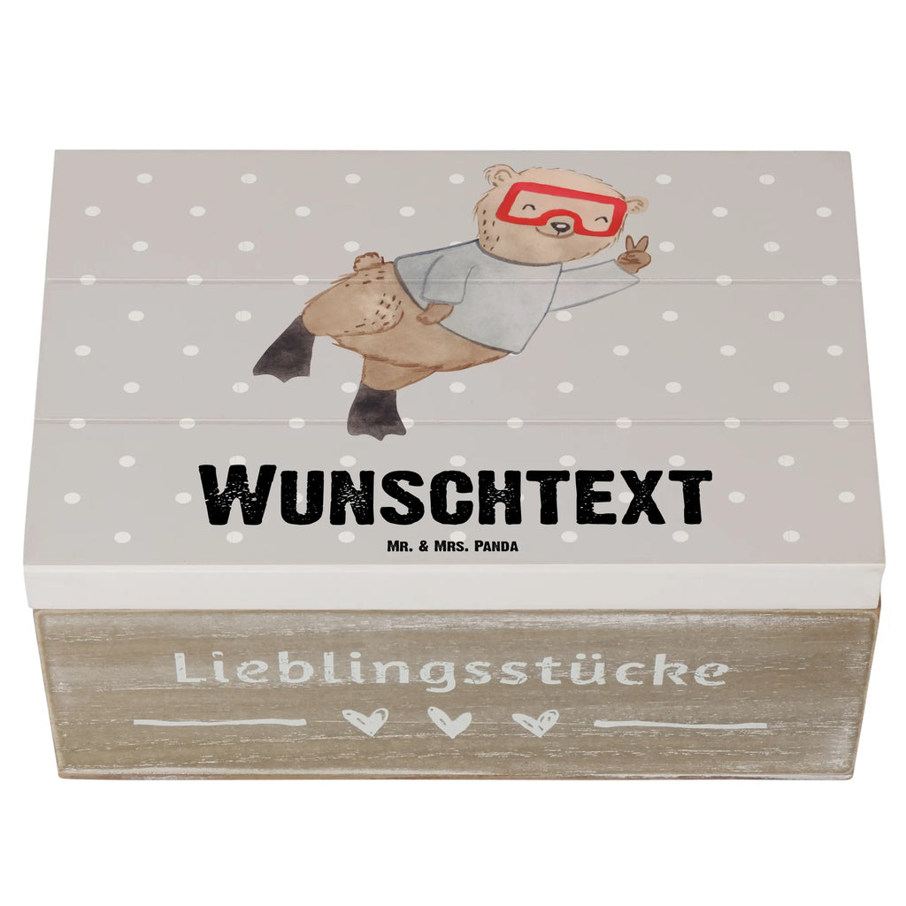 Personalisierte Holzkiste Bär Tauchen Holzkiste mit Namen, Kiste mit Namen, Schatzkiste mit Namen, Truhe mit Namen, Schatulle mit Namen, Erinnerungsbox mit Namen, Erinnerungskiste, mit Namen, Dekokiste mit Namen, Aufbewahrungsbox mit Namen, Holzkiste Personalisiert, Kiste Personalisiert, Schatzkiste Personalisiert, Truhe Personalisiert, Schatulle Personalisiert, Erinnerungsbox Personalisiert, Erinnerungskiste Personalisiert, Dekokiste Personalisiert, Aufbewahrungsbox Personalisiert, Geschenkbox personalisiert, GEschenkdose personalisiert, Geschenk, Sport, Sportart, Hobby, Schenken, Danke, Dankeschön, Auszeichnung, Gewinn, Sportler, Tauchen, schnorcheln, Tauchgang, Tauchschule, Diving, Dive