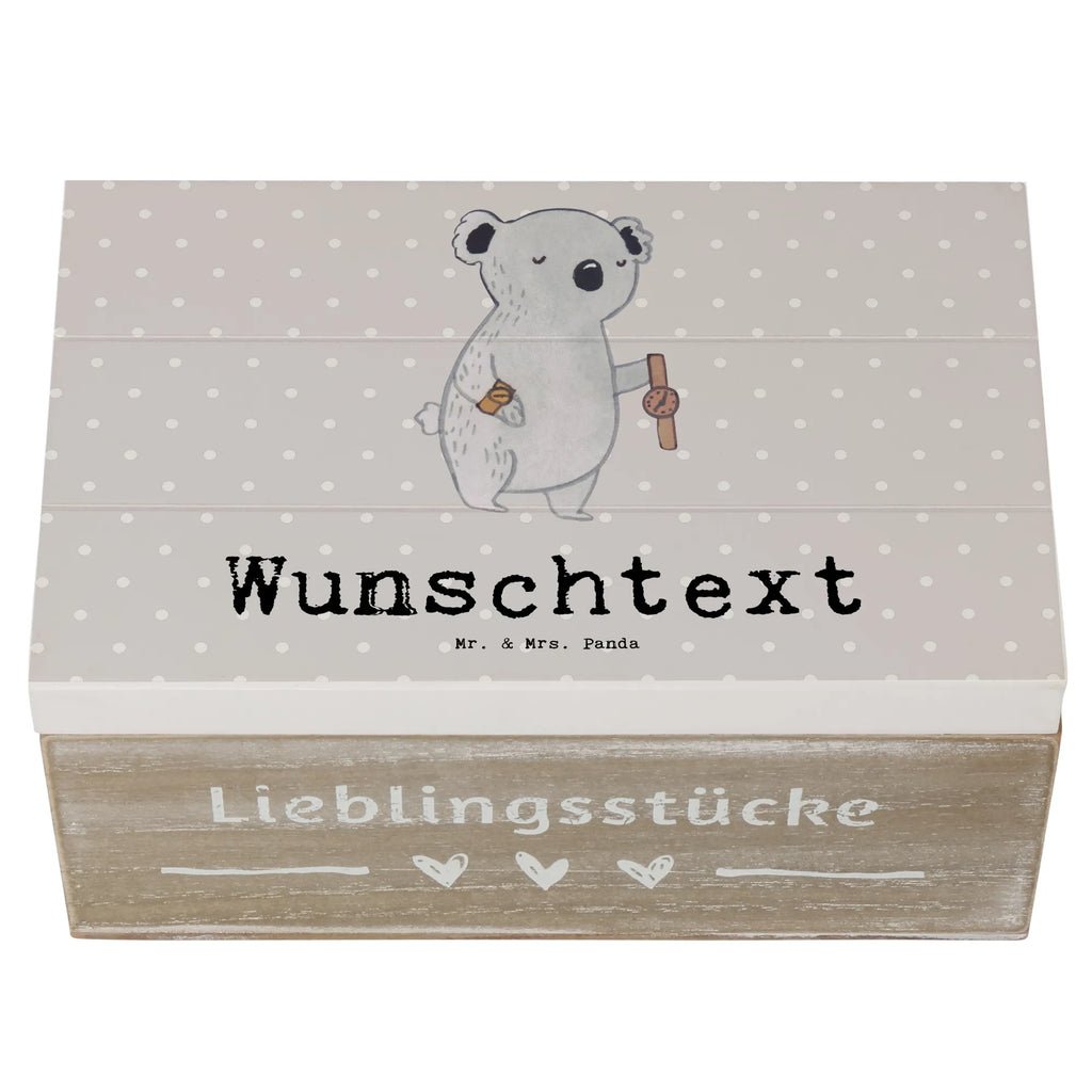 Personalisierte Holzkiste Uhrmacher mit Herz Holzkiste mit Namen, Kiste mit Namen, Schatzkiste mit Namen, Truhe mit Namen, Schatulle mit Namen, Erinnerungsbox mit Namen, Erinnerungskiste, mit Namen, Dekokiste mit Namen, Aufbewahrungsbox mit Namen, Holzkiste Personalisiert, Kiste Personalisiert, Schatzkiste Personalisiert, Truhe Personalisiert, Schatulle Personalisiert, Erinnerungsbox Personalisiert, Erinnerungskiste Personalisiert, Dekokiste Personalisiert, Aufbewahrungsbox Personalisiert, Geschenkbox personalisiert, GEschenkdose personalisiert, Beruf, Ausbildung, Jubiläum, Abschied, Rente, Kollege, Kollegin, Geschenk, Schenken, Arbeitskollege, Mitarbeiter, Firma, Danke, Dankeschön