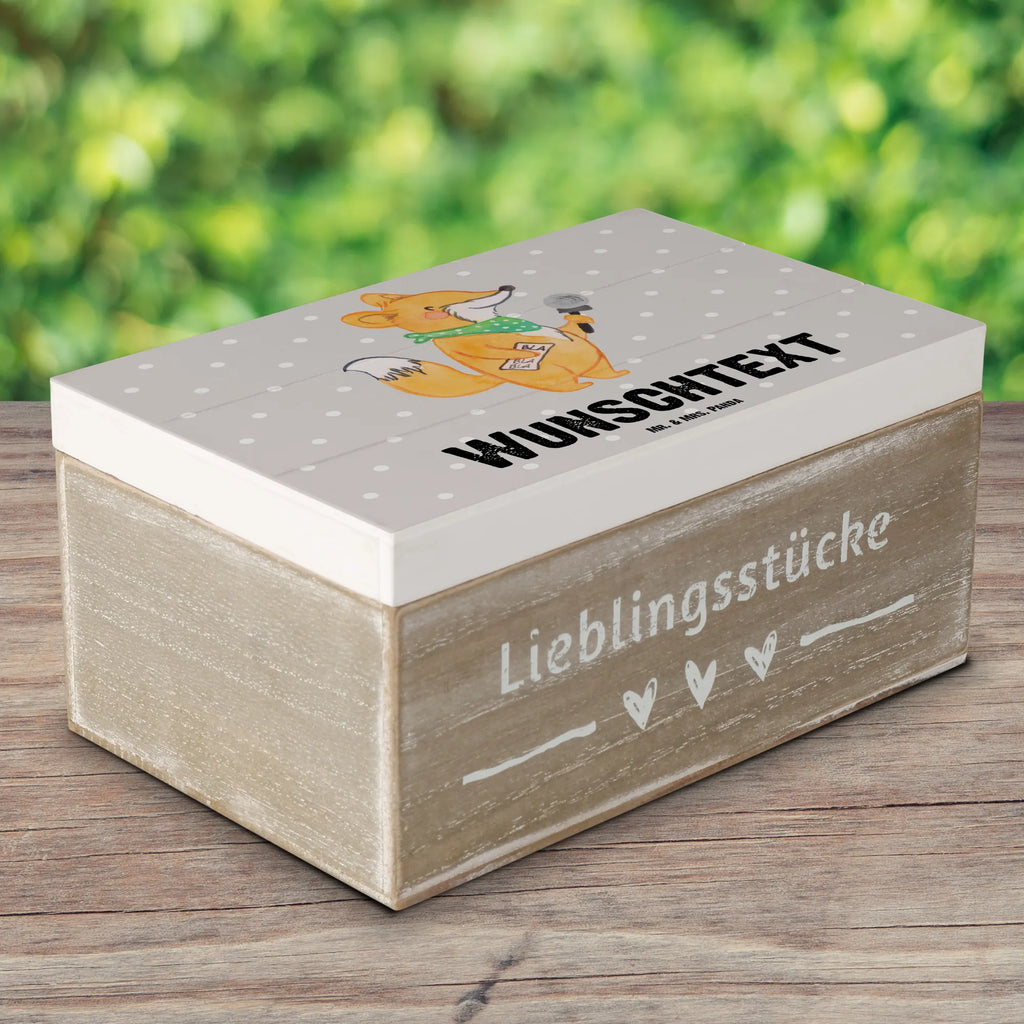 Personalisierte Holzkiste Moderatorin Herz Holzkiste mit Namen, Kiste mit Namen, Schatzkiste mit Namen, Truhe mit Namen, Schatulle mit Namen, Erinnerungsbox mit Namen, Erinnerungskiste, mit Namen, Dekokiste mit Namen, Aufbewahrungsbox mit Namen, Holzkiste Personalisiert, Kiste Personalisiert, Schatzkiste Personalisiert, Truhe Personalisiert, Schatulle Personalisiert, Erinnerungsbox Personalisiert, Erinnerungskiste Personalisiert, Dekokiste Personalisiert, Aufbewahrungsbox Personalisiert, Geschenkbox personalisiert, GEschenkdose personalisiert, Beruf, Ausbildung, Jubiläum, Abschied, Rente, Kollege, Kollegin, Geschenk, Schenken, Arbeitskollege, Mitarbeiter, Firma, Danke, Dankeschön