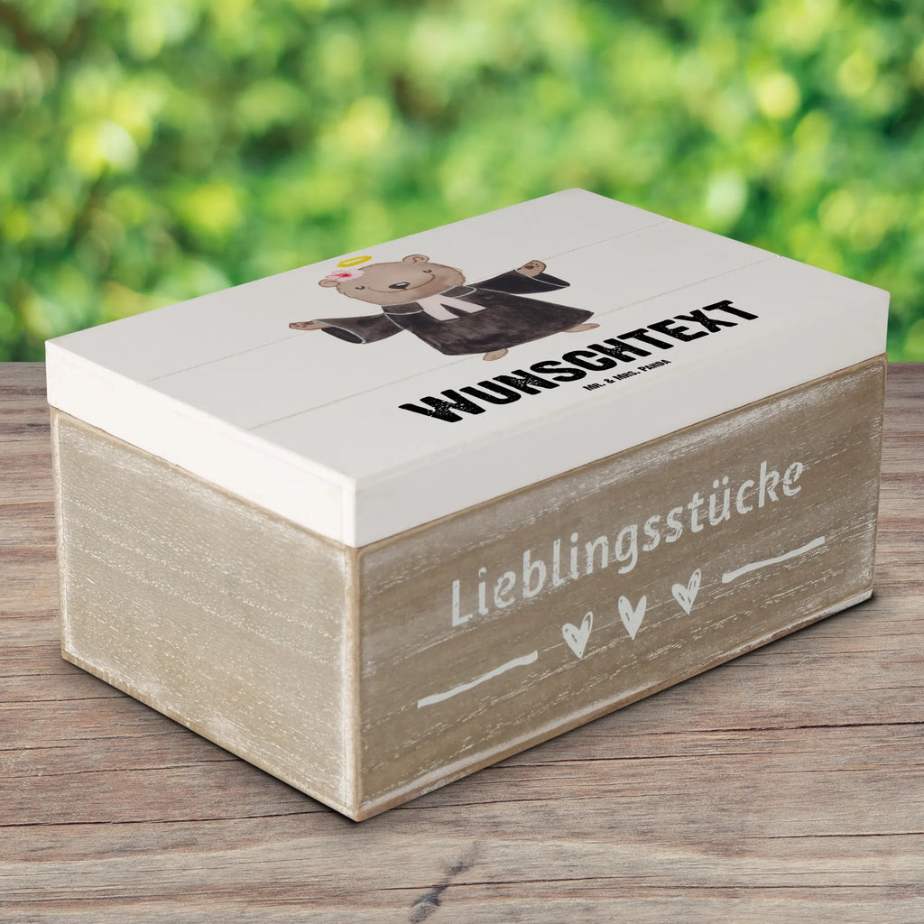 Personalisierte Holzkiste Pastorin mit Herz Holzkiste mit Namen, Kiste mit Namen, Schatzkiste mit Namen, Truhe mit Namen, Schatulle mit Namen, Erinnerungsbox mit Namen, Erinnerungskiste, mit Namen, Dekokiste mit Namen, Aufbewahrungsbox mit Namen, Holzkiste Personalisiert, Kiste Personalisiert, Schatzkiste Personalisiert, Truhe Personalisiert, Schatulle Personalisiert, Erinnerungsbox Personalisiert, Erinnerungskiste Personalisiert, Dekokiste Personalisiert, Aufbewahrungsbox Personalisiert, Geschenkbox personalisiert, GEschenkdose personalisiert, Beruf, Ausbildung, Jubiläum, Abschied, Rente, Kollege, Kollegin, Geschenk, Schenken, Arbeitskollege, Mitarbeiter, Firma, Danke, Dankeschön, Pastorin, Dienerin Gottes<br />Geistliche, Pfarrerin, Predigerin<br />Priesterin, Theologin, Kirche