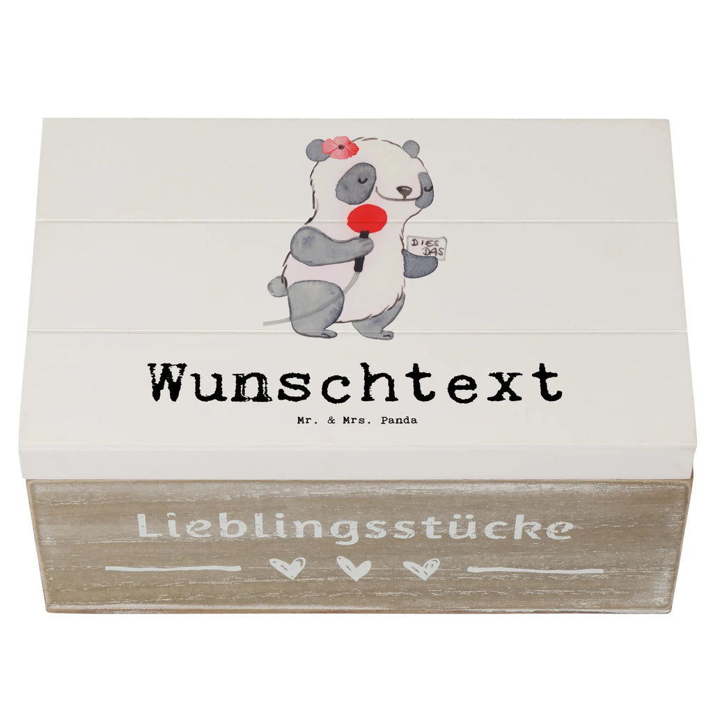 Personalisierte Holzkiste Sportreporterin Herz Holzkiste mit Namen, Kiste mit Namen, Schatzkiste mit Namen, Truhe mit Namen, Schatulle mit Namen, Erinnerungsbox mit Namen, Erinnerungskiste, mit Namen, Dekokiste mit Namen, Aufbewahrungsbox mit Namen, Holzkiste Personalisiert, Kiste Personalisiert, Schatzkiste Personalisiert, Truhe Personalisiert, Schatulle Personalisiert, Erinnerungsbox Personalisiert, Erinnerungskiste Personalisiert, Dekokiste Personalisiert, Aufbewahrungsbox Personalisiert, Geschenkbox personalisiert, GEschenkdose personalisiert, Beruf, Ausbildung, Jubiläum, Abschied, Rente, Kollege, Kollegin, Geschenk, Schenken, Arbeitskollege, Mitarbeiter, Firma, Danke, Dankeschön