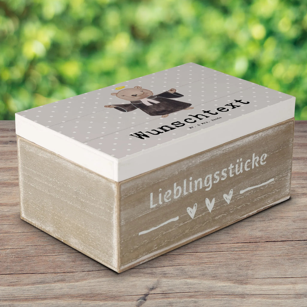 Personalisierte Holzkiste Pastor mit Herz Holzkiste mit Namen, Kiste mit Namen, Schatzkiste mit Namen, Truhe mit Namen, Schatulle mit Namen, Erinnerungsbox mit Namen, Erinnerungskiste, mit Namen, Dekokiste mit Namen, Aufbewahrungsbox mit Namen, Holzkiste Personalisiert, Kiste Personalisiert, Schatzkiste Personalisiert, Truhe Personalisiert, Schatulle Personalisiert, Erinnerungsbox Personalisiert, Erinnerungskiste Personalisiert, Dekokiste Personalisiert, Aufbewahrungsbox Personalisiert, Geschenkbox personalisiert, GEschenkdose personalisiert, Beruf, Ausbildung, Jubiläum, Abschied, Rente, Kollege, Kollegin, Geschenk, Schenken, Arbeitskollege, Mitarbeiter, Firma, Danke, Dankeschön, Pastor, Diener Gottes<br />Geistlicher, Pfarrer, Prediger<br />Priester, Theologe, Kirche