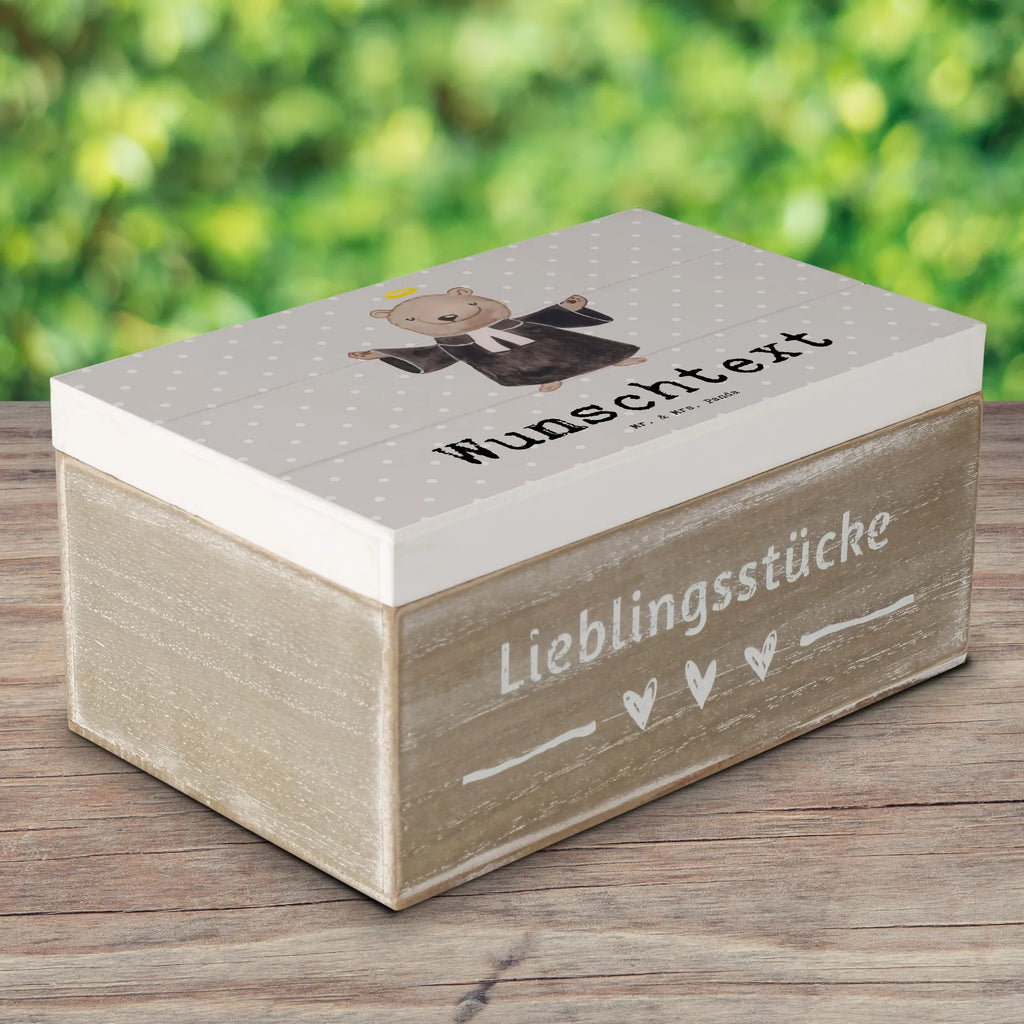 Personalisierte Holzkiste Pfarrer mit Herz Holzkiste mit Namen, Kiste mit Namen, Schatzkiste mit Namen, Truhe mit Namen, Schatulle mit Namen, Erinnerungsbox mit Namen, Erinnerungskiste, mit Namen, Dekokiste mit Namen, Aufbewahrungsbox mit Namen, Holzkiste Personalisiert, Kiste Personalisiert, Schatzkiste Personalisiert, Truhe Personalisiert, Schatulle Personalisiert, Erinnerungsbox Personalisiert, Erinnerungskiste Personalisiert, Dekokiste Personalisiert, Aufbewahrungsbox Personalisiert, Geschenkbox personalisiert, GEschenkdose personalisiert, Beruf, Ausbildung, Jubiläum, Abschied, Rente, Kollege, Kollegin, Geschenk, Schenken, Arbeitskollege, Mitarbeiter, Firma, Danke, Dankeschön, Pastor, Diener Gottes<br />Geistlicher, Pfarrer, Prediger<br />Priester, Theologe, Kirche