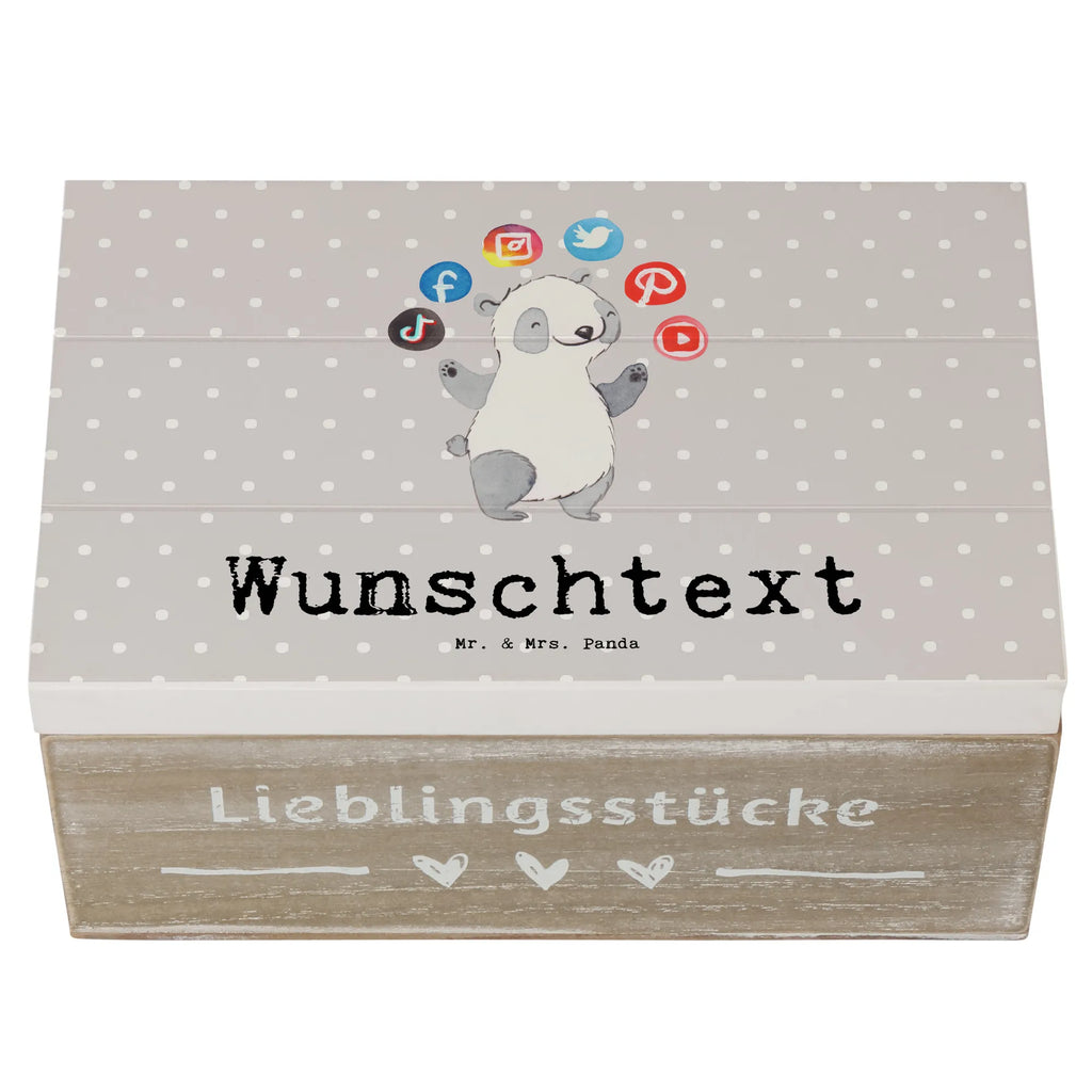 Personalisierte Holzkiste Social Media Manager Herz Holzkiste mit Namen, Kiste mit Namen, Schatzkiste mit Namen, Truhe mit Namen, Schatulle mit Namen, Erinnerungsbox mit Namen, Erinnerungskiste, mit Namen, Dekokiste mit Namen, Aufbewahrungsbox mit Namen, Holzkiste Personalisiert, Kiste Personalisiert, Schatzkiste Personalisiert, Truhe Personalisiert, Schatulle Personalisiert, Erinnerungsbox Personalisiert, Erinnerungskiste Personalisiert, Dekokiste Personalisiert, Aufbewahrungsbox Personalisiert, Geschenkbox personalisiert, GEschenkdose personalisiert, Beruf, Ausbildung, Jubiläum, Abschied, Rente, Kollege, Kollegin, Geschenk, Schenken, Arbeitskollege, Mitarbeiter, Firma, Danke, Dankeschön