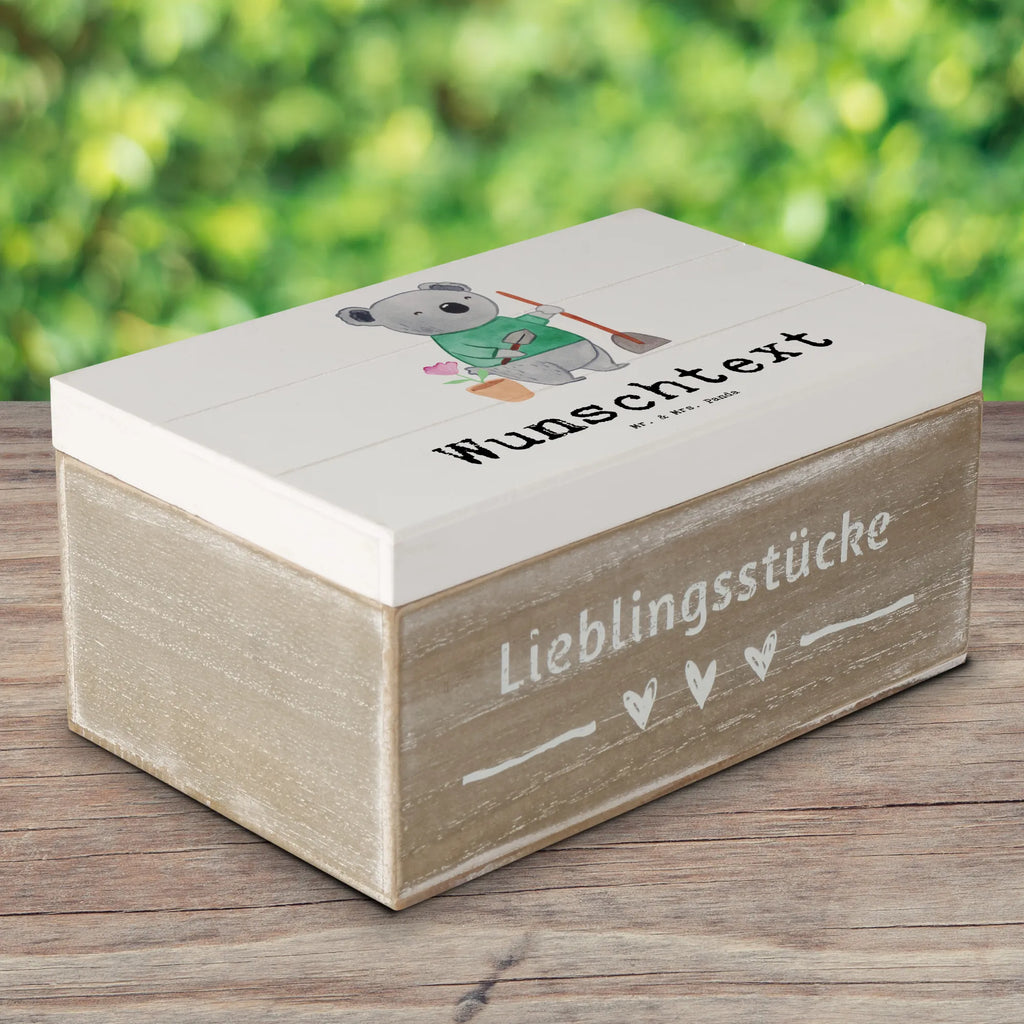 Personalisierte Holzkiste Gärtner mit Herz Holzkiste mit Namen, Kiste mit Namen, Schatzkiste mit Namen, Truhe mit Namen, Schatulle mit Namen, Erinnerungsbox mit Namen, Erinnerungskiste, mit Namen, Dekokiste mit Namen, Aufbewahrungsbox mit Namen, Holzkiste Personalisiert, Kiste Personalisiert, Schatzkiste Personalisiert, Truhe Personalisiert, Schatulle Personalisiert, Erinnerungsbox Personalisiert, Erinnerungskiste Personalisiert, Dekokiste Personalisiert, Aufbewahrungsbox Personalisiert, Geschenkbox personalisiert, GEschenkdose personalisiert, Beruf, Ausbildung, Jubiläum, Abschied, Rente, Kollege, Kollegin, Geschenk, Schenken, Arbeitskollege, Mitarbeiter, Firma, Danke, Dankeschön, Gärtner, Gartenplaner, Gärtnerei, Gartenbau, Hobbygärtner, Garten- und Landschaftsbauer