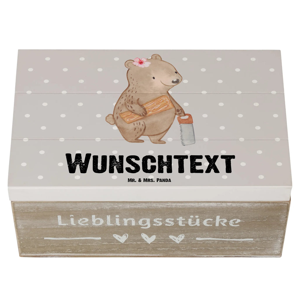 Personalisierte Holzkiste Tischlerin Herz Holzkiste mit Namen, Kiste mit Namen, Schatzkiste mit Namen, Truhe mit Namen, Schatulle mit Namen, Erinnerungsbox mit Namen, Erinnerungskiste, mit Namen, Dekokiste mit Namen, Aufbewahrungsbox mit Namen, Holzkiste Personalisiert, Kiste Personalisiert, Schatzkiste Personalisiert, Truhe Personalisiert, Schatulle Personalisiert, Erinnerungsbox Personalisiert, Erinnerungskiste Personalisiert, Dekokiste Personalisiert, Aufbewahrungsbox Personalisiert, Geschenkbox personalisiert, GEschenkdose personalisiert, Beruf, Ausbildung, Jubiläum, Abschied, Rente, Kollege, Kollegin, Geschenk, Schenken, Arbeitskollege, Mitarbeiter, Firma, Danke, Dankeschön