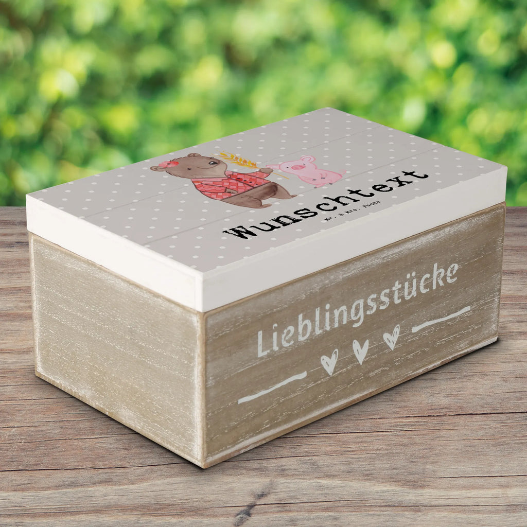 Personalisierte Holzkiste Bäuerin Herz Holzkiste mit Namen, Kiste mit Namen, Schatzkiste mit Namen, Truhe mit Namen, Schatulle mit Namen, Erinnerungsbox mit Namen, Erinnerungskiste, mit Namen, Dekokiste mit Namen, Aufbewahrungsbox mit Namen, Holzkiste Personalisiert, Kiste Personalisiert, Schatzkiste Personalisiert, Truhe Personalisiert, Schatulle Personalisiert, Erinnerungsbox Personalisiert, Erinnerungskiste Personalisiert, Dekokiste Personalisiert, Aufbewahrungsbox Personalisiert, Geschenkbox personalisiert, GEschenkdose personalisiert, Beruf, Ausbildung, Jubiläum, Abschied, Rente, Kollege, Kollegin, Geschenk, Schenken, Arbeitskollege, Mitarbeiter, Firma, Danke, Dankeschön, Landwirtin, Bäuerin, Tierwirtin, Agronomin, Farmerin, Bauernhof