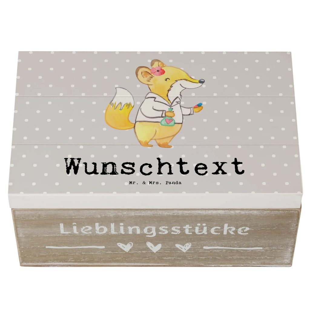 Personalisierte Holzkiste Apothekerin Herz Holzkiste mit Namen, Kiste mit Namen, Schatzkiste mit Namen, Truhe mit Namen, Schatulle mit Namen, Erinnerungsbox mit Namen, Erinnerungskiste, mit Namen, Dekokiste mit Namen, Aufbewahrungsbox mit Namen, Holzkiste Personalisiert, Kiste Personalisiert, Schatzkiste Personalisiert, Truhe Personalisiert, Schatulle Personalisiert, Erinnerungsbox Personalisiert, Erinnerungskiste Personalisiert, Dekokiste Personalisiert, Aufbewahrungsbox Personalisiert, Geschenkbox personalisiert, GEschenkdose personalisiert, Beruf, Ausbildung, Jubiläum, Abschied, Rente, Kollege, Kollegin, Geschenk, Schenken, Arbeitskollege, Mitarbeiter, Firma, Danke, Dankeschön, Apothekerin, Pharmazie, Staatsexamen, Approbation, Eröffnung Apotheke