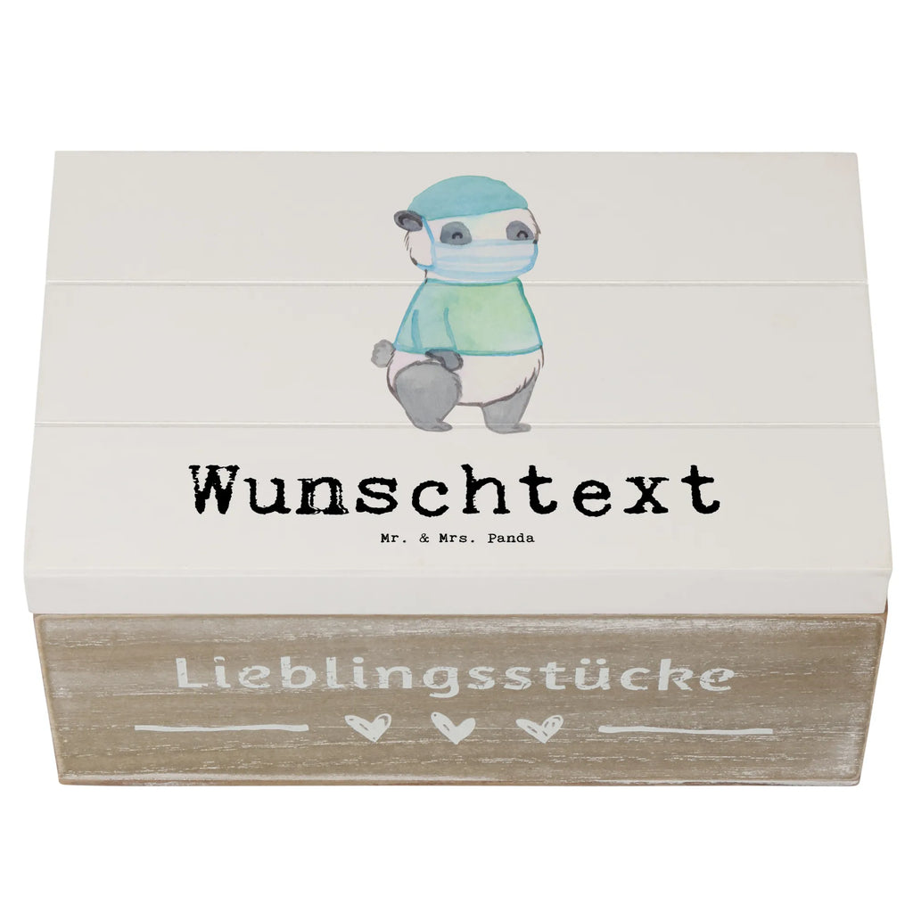 Personalisierte Holzkiste Chirurg mit Herz Holzkiste mit Namen, Kiste mit Namen, Schatzkiste mit Namen, Truhe mit Namen, Schatulle mit Namen, Erinnerungsbox mit Namen, Erinnerungskiste, mit Namen, Dekokiste mit Namen, Aufbewahrungsbox mit Namen, Holzkiste Personalisiert, Kiste Personalisiert, Schatzkiste Personalisiert, Truhe Personalisiert, Schatulle Personalisiert, Erinnerungsbox Personalisiert, Erinnerungskiste Personalisiert, Dekokiste Personalisiert, Aufbewahrungsbox Personalisiert, Geschenkbox personalisiert, GEschenkdose personalisiert, Beruf, Ausbildung, Jubiläum, Abschied, Rente, Kollege, Kollegin, Geschenk, Schenken, Arbeitskollege, Mitarbeiter, Firma, Danke, Dankeschön, Chirurg, Unfallchirurg, Notfallchirurg, Krankenhaus, Arzt, Mediziner