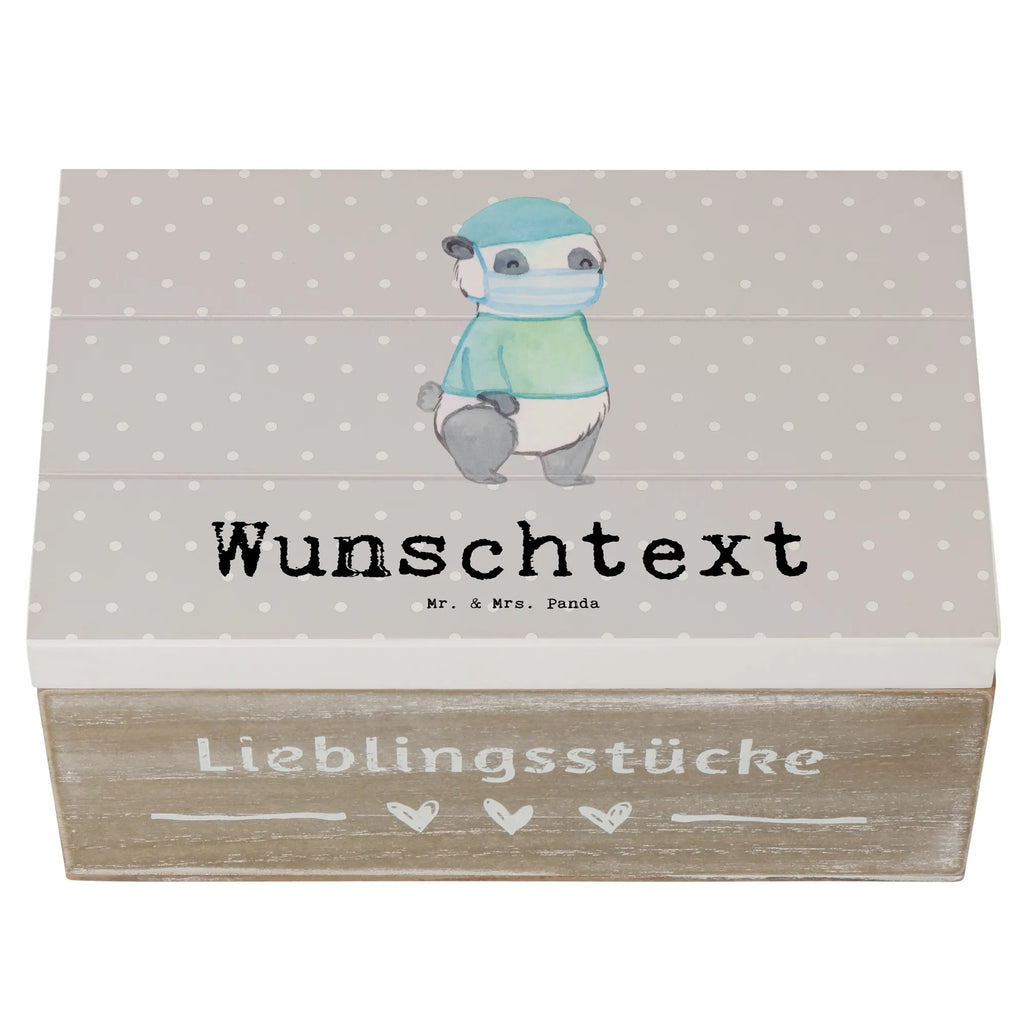 Personalisierte Holzkiste Chirurg mit Herz Holzkiste mit Namen, Kiste mit Namen, Schatzkiste mit Namen, Truhe mit Namen, Schatulle mit Namen, Erinnerungsbox mit Namen, Erinnerungskiste, mit Namen, Dekokiste mit Namen, Aufbewahrungsbox mit Namen, Holzkiste Personalisiert, Kiste Personalisiert, Schatzkiste Personalisiert, Truhe Personalisiert, Schatulle Personalisiert, Erinnerungsbox Personalisiert, Erinnerungskiste Personalisiert, Dekokiste Personalisiert, Aufbewahrungsbox Personalisiert, Geschenkbox personalisiert, GEschenkdose personalisiert, Beruf, Ausbildung, Jubiläum, Abschied, Rente, Kollege, Kollegin, Geschenk, Schenken, Arbeitskollege, Mitarbeiter, Firma, Danke, Dankeschön, Chirurg, Unfallchirurg, Notfallchirurg, Krankenhaus, Arzt, Mediziner