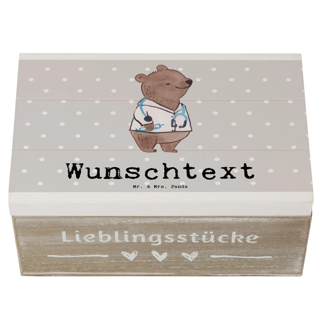 Personalisierte Holzkiste Arzt Herz Holzkiste mit Namen, Kiste mit Namen, Schatzkiste mit Namen, Truhe mit Namen, Schatulle mit Namen, Erinnerungsbox mit Namen, Erinnerungskiste, mit Namen, Dekokiste mit Namen, Aufbewahrungsbox mit Namen, Holzkiste Personalisiert, Kiste Personalisiert, Schatzkiste Personalisiert, Truhe Personalisiert, Schatulle Personalisiert, Erinnerungsbox Personalisiert, Erinnerungskiste Personalisiert, Dekokiste Personalisiert, Aufbewahrungsbox Personalisiert, Geschenkbox personalisiert, GEschenkdose personalisiert, Beruf, Ausbildung, Jubiläum, Abschied, Rente, Kollege, Kollegin, Geschenk, Schenken, Arbeitskollege, Mitarbeiter, Firma, Danke, Dankeschön, Arzt, Hausarzt, Mediziner, Doktor, Medizinstudium, Doktortitel, Arztpraxis