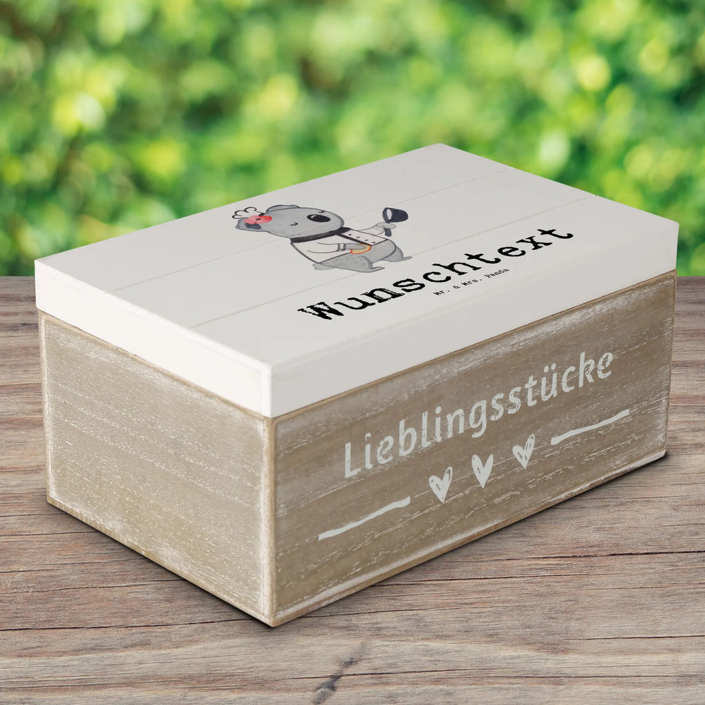 Personalisierte Holzkiste Beiköchin Herz Holzkiste mit Namen, Kiste mit Namen, Schatzkiste mit Namen, Truhe mit Namen, Schatulle mit Namen, Erinnerungsbox mit Namen, Erinnerungskiste, mit Namen, Dekokiste mit Namen, Aufbewahrungsbox mit Namen, Holzkiste Personalisiert, Kiste Personalisiert, Schatzkiste Personalisiert, Truhe Personalisiert, Schatulle Personalisiert, Erinnerungsbox Personalisiert, Erinnerungskiste Personalisiert, Dekokiste Personalisiert, Aufbewahrungsbox Personalisiert, Geschenkbox personalisiert, GEschenkdose personalisiert, Beruf, Ausbildung, Jubiläum, Abschied, Rente, Kollege, Kollegin, Geschenk, Schenken, Arbeitskollege, Mitarbeiter, Firma, Danke, Dankeschön, Beiköchin, Spülhilfe, Hilfsköchin, Jungkoch, Küchenhilfe, Gastronomie, Restaurant, Köchin