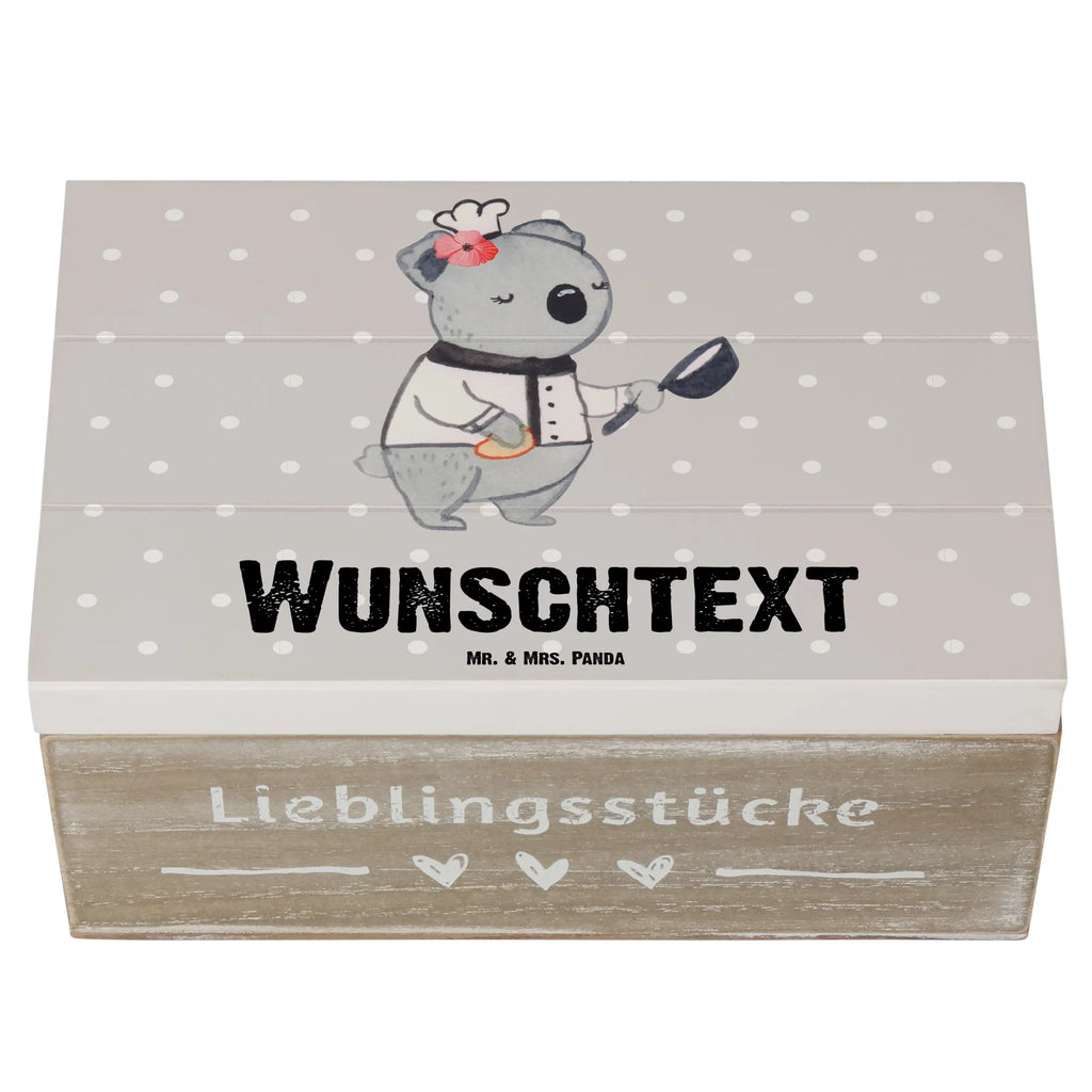 Personalisierte Holzkiste Beiköchin Herz Holzkiste mit Namen, Kiste mit Namen, Schatzkiste mit Namen, Truhe mit Namen, Schatulle mit Namen, Erinnerungsbox mit Namen, Erinnerungskiste, mit Namen, Dekokiste mit Namen, Aufbewahrungsbox mit Namen, Holzkiste Personalisiert, Kiste Personalisiert, Schatzkiste Personalisiert, Truhe Personalisiert, Schatulle Personalisiert, Erinnerungsbox Personalisiert, Erinnerungskiste Personalisiert, Dekokiste Personalisiert, Aufbewahrungsbox Personalisiert, Geschenkbox personalisiert, GEschenkdose personalisiert, Beruf, Ausbildung, Jubiläum, Abschied, Rente, Kollege, Kollegin, Geschenk, Schenken, Arbeitskollege, Mitarbeiter, Firma, Danke, Dankeschön, Beiköchin, Spülhilfe, Hilfsköchin, Jungkoch, Küchenhilfe, Gastronomie, Restaurant, Köchin