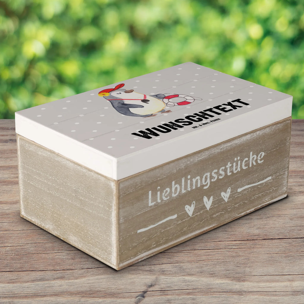 Personalisierte Holzkiste Bademeisterin Herz Holzkiste mit Namen, Kiste mit Namen, Schatzkiste mit Namen, Truhe mit Namen, Schatulle mit Namen, Erinnerungsbox mit Namen, Erinnerungskiste, mit Namen, Dekokiste mit Namen, Aufbewahrungsbox mit Namen, Holzkiste Personalisiert, Kiste Personalisiert, Schatzkiste Personalisiert, Truhe Personalisiert, Schatulle Personalisiert, Erinnerungsbox Personalisiert, Erinnerungskiste Personalisiert, Dekokiste Personalisiert, Aufbewahrungsbox Personalisiert, Geschenkbox personalisiert, GEschenkdose personalisiert, Beruf, Ausbildung, Jubiläum, Abschied, Rente, Kollege, Kollegin, Geschenk, Schenken, Arbeitskollege, Mitarbeiter, Firma, Danke, Dankeschön, Bademeisterin, Rettungsschwimmerin, Schwimmmeisterin, Schwimmbad, Freibad, Badeanstalt, Schwimmverein, Schwimmschule