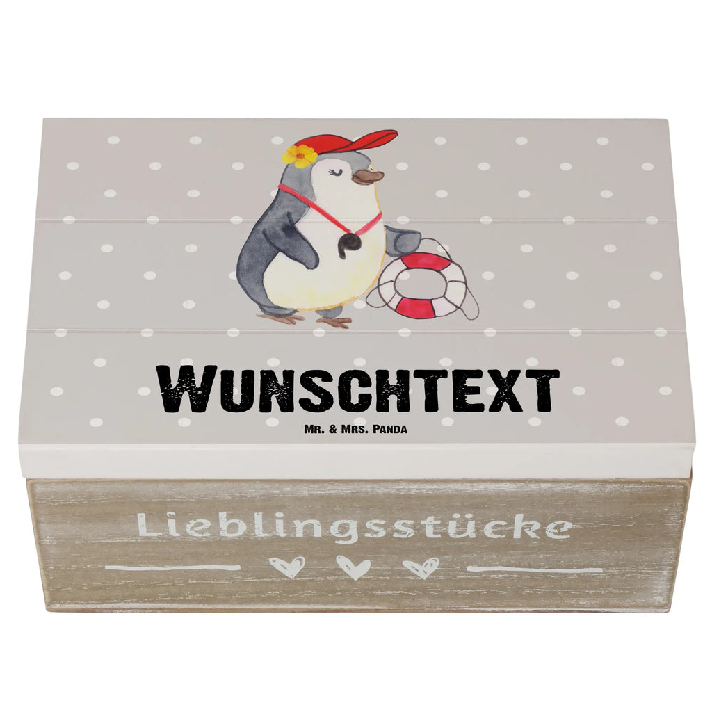 Personalisierte Holzkiste Bademeisterin Herz Holzkiste mit Namen, Kiste mit Namen, Schatzkiste mit Namen, Truhe mit Namen, Schatulle mit Namen, Erinnerungsbox mit Namen, Erinnerungskiste, mit Namen, Dekokiste mit Namen, Aufbewahrungsbox mit Namen, Holzkiste Personalisiert, Kiste Personalisiert, Schatzkiste Personalisiert, Truhe Personalisiert, Schatulle Personalisiert, Erinnerungsbox Personalisiert, Erinnerungskiste Personalisiert, Dekokiste Personalisiert, Aufbewahrungsbox Personalisiert, Geschenkbox personalisiert, GEschenkdose personalisiert, Beruf, Ausbildung, Jubiläum, Abschied, Rente, Kollege, Kollegin, Geschenk, Schenken, Arbeitskollege, Mitarbeiter, Firma, Danke, Dankeschön, Bademeisterin, Rettungsschwimmerin, Schwimmmeisterin, Schwimmbad, Freibad, Badeanstalt, Schwimmverein, Schwimmschule