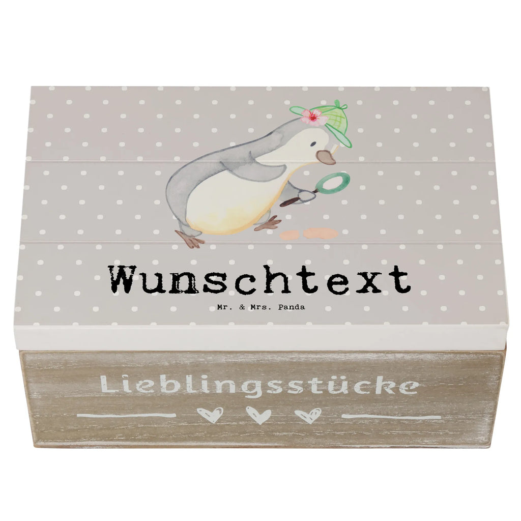 Personalisierte Holzkiste Detektivin Herz Holzkiste mit Namen, Kiste mit Namen, Schatzkiste mit Namen, Truhe mit Namen, Schatulle mit Namen, Erinnerungsbox mit Namen, Erinnerungskiste, mit Namen, Dekokiste mit Namen, Aufbewahrungsbox mit Namen, Holzkiste Personalisiert, Kiste Personalisiert, Schatzkiste Personalisiert, Truhe Personalisiert, Schatulle Personalisiert, Erinnerungsbox Personalisiert, Erinnerungskiste Personalisiert, Dekokiste Personalisiert, Aufbewahrungsbox Personalisiert, Geschenkbox personalisiert, GEschenkdose personalisiert, Beruf, Ausbildung, Jubiläum, Abschied, Rente, Kollege, Kollegin, Geschenk, Schenken, Arbeitskollege, Mitarbeiter, Firma, Danke, Dankeschön, Detektivin, Ermittlerin, Agentin, Privatdetektei, Berufsdetektivin, Wirtschaftsdetektei, Detektivausbildung, Spurensuche