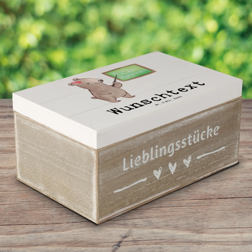 Personalisierte Holzkiste Dozentin Herz Holzkiste mit Namen, Kiste mit Namen, Schatzkiste mit Namen, Truhe mit Namen, Schatulle mit Namen, Erinnerungsbox mit Namen, Erinnerungskiste, mit Namen, Dekokiste mit Namen, Aufbewahrungsbox mit Namen, Holzkiste Personalisiert, Kiste Personalisiert, Schatzkiste Personalisiert, Truhe Personalisiert, Schatulle Personalisiert, Erinnerungsbox Personalisiert, Erinnerungskiste Personalisiert, Dekokiste Personalisiert, Aufbewahrungsbox Personalisiert, Geschenkbox personalisiert, GEschenkdose personalisiert, Beruf, Ausbildung, Jubiläum, Abschied, Rente, Kollege, Kollegin, Geschenk, Schenken, Arbeitskollege, Mitarbeiter, Firma, Danke, Dankeschön, Dozentin, Professorin, Universität, Vorlesung, Tutorin, Akademikerin, Uni, Unterricht