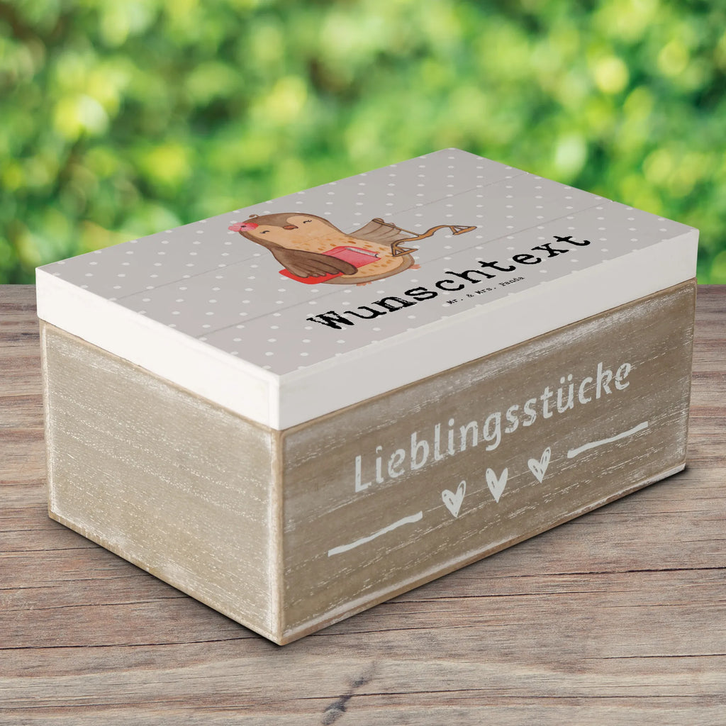 Personalisierte Holzkiste Juristin mit Herz Holzkiste mit Namen, Kiste mit Namen, Schatzkiste mit Namen, Truhe mit Namen, Schatulle mit Namen, Erinnerungsbox mit Namen, Erinnerungskiste, mit Namen, Dekokiste mit Namen, Aufbewahrungsbox mit Namen, Holzkiste Personalisiert, Kiste Personalisiert, Schatzkiste Personalisiert, Truhe Personalisiert, Schatulle Personalisiert, Erinnerungsbox Personalisiert, Erinnerungskiste Personalisiert, Dekokiste Personalisiert, Aufbewahrungsbox Personalisiert, Geschenkbox personalisiert, GEschenkdose personalisiert, Beruf, Ausbildung, Jubiläum, Abschied, Rente, Kollege, Kollegin, Geschenk, Schenken, Arbeitskollege, Mitarbeiter, Firma, Danke, Dankeschön, Juristin, Anwältin, Jura Studium, Master of laws, Staatsexamen, Jurastudent, Anwaltskanzlei