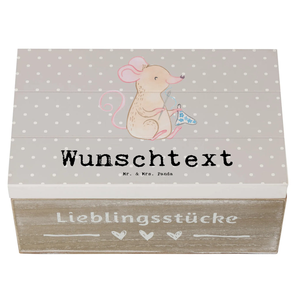 Personalisierte Holzkiste Maus Nähen Holzkiste mit Namen, Kiste mit Namen, Schatzkiste mit Namen, Truhe mit Namen, Schatulle mit Namen, Erinnerungsbox mit Namen, Erinnerungskiste, mit Namen, Dekokiste mit Namen, Aufbewahrungsbox mit Namen, Holzkiste Personalisiert, Kiste Personalisiert, Schatzkiste Personalisiert, Truhe Personalisiert, Schatulle Personalisiert, Erinnerungsbox Personalisiert, Erinnerungskiste Personalisiert, Dekokiste Personalisiert, Aufbewahrungsbox Personalisiert, Geschenkbox personalisiert, GEschenkdose personalisiert, Geschenk, Sport, Sportart, Hobby, Schenken, Danke, Dankeschön, Auszeichnung, Gewinn, Sportler, Nähen, kreatives Hobby, Nähkurs, Nähmaschine, DIY