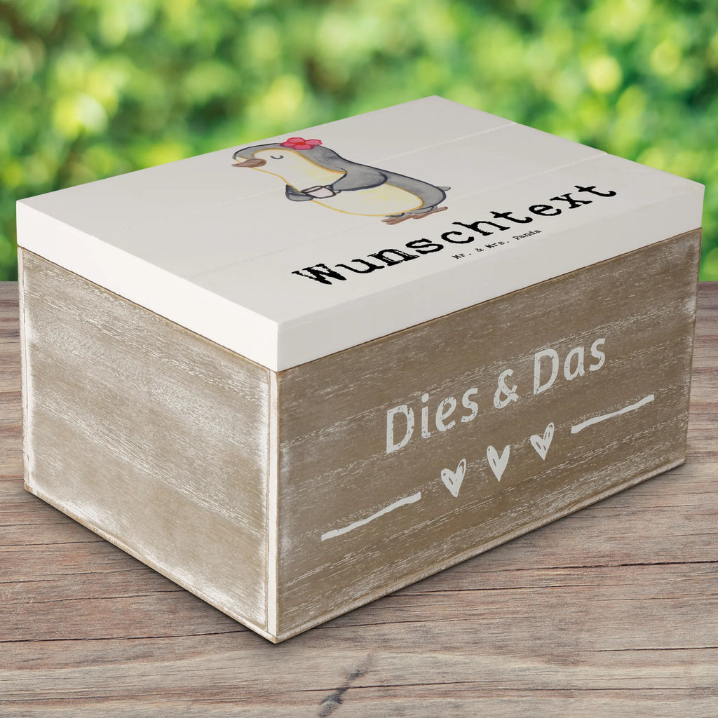 Personalisierte Holzkiste Pinguin Beste Stiefmutter der Welt Holzkiste mit Namen, Kiste mit Namen, Schatzkiste mit Namen, Truhe mit Namen, Schatulle mit Namen, Erinnerungsbox mit Namen, Erinnerungskiste, mit Namen, Dekokiste mit Namen, Aufbewahrungsbox mit Namen, Holzkiste Personalisiert, Kiste Personalisiert, Schatzkiste Personalisiert, Truhe Personalisiert, Schatulle Personalisiert, Erinnerungsbox Personalisiert, Erinnerungskiste Personalisiert, Dekokiste Personalisiert, Aufbewahrungsbox Personalisiert, Geschenkbox personalisiert, GEschenkdose personalisiert, für, Dankeschön, Geschenk, Schenken, Geburtstag, Geburtstagsgeschenk, Geschenkidee, Danke, Bedanken, Mitbringsel, Freude machen, Geschenktipp, Stiefmutter, Stief Mutter, Stiefmama, Mami, Mutter, Muttertag, Mutti, Mama, Tochter, Sohn, Beste