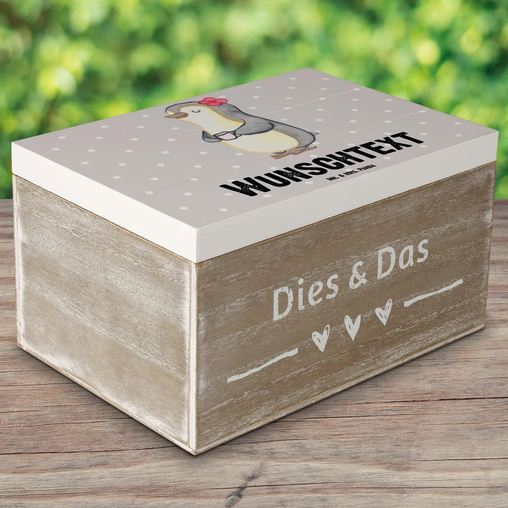 Personalisierte Holzkiste Pinguin Beste Stiefmutter der Welt Holzkiste mit Namen, Kiste mit Namen, Schatzkiste mit Namen, Truhe mit Namen, Schatulle mit Namen, Erinnerungsbox mit Namen, Erinnerungskiste, mit Namen, Dekokiste mit Namen, Aufbewahrungsbox mit Namen, Holzkiste Personalisiert, Kiste Personalisiert, Schatzkiste Personalisiert, Truhe Personalisiert, Schatulle Personalisiert, Erinnerungsbox Personalisiert, Erinnerungskiste Personalisiert, Dekokiste Personalisiert, Aufbewahrungsbox Personalisiert, Geschenkbox personalisiert, GEschenkdose personalisiert, für, Dankeschön, Geschenk, Schenken, Geburtstag, Geburtstagsgeschenk, Geschenkidee, Danke, Bedanken, Mitbringsel, Freude machen, Geschenktipp, Stiefmutter, Stief Mutter, Stiefmama, Mami, Mutter, Muttertag, Mutti, Mama, Tochter, Sohn, Beste