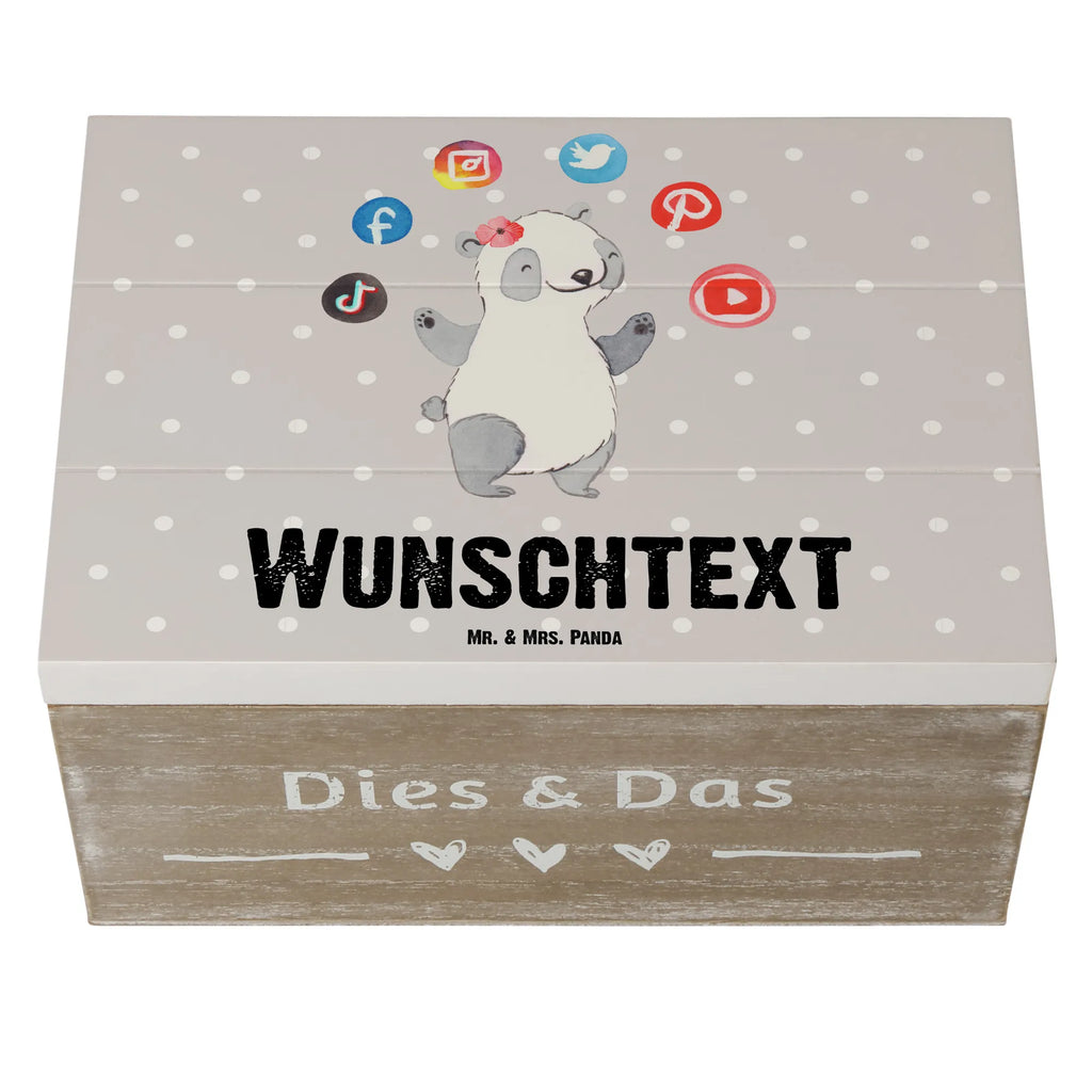 Personalisierte Holzkiste Social Media Managerin Herz Holzkiste mit Namen, Kiste mit Namen, Schatzkiste mit Namen, Truhe mit Namen, Schatulle mit Namen, Erinnerungsbox mit Namen, Erinnerungskiste, mit Namen, Dekokiste mit Namen, Aufbewahrungsbox mit Namen, Holzkiste Personalisiert, Kiste Personalisiert, Schatzkiste Personalisiert, Truhe Personalisiert, Schatulle Personalisiert, Erinnerungsbox Personalisiert, Erinnerungskiste Personalisiert, Dekokiste Personalisiert, Aufbewahrungsbox Personalisiert, Geschenkbox personalisiert, GEschenkdose personalisiert, Beruf, Ausbildung, Jubiläum, Abschied, Rente, Kollege, Kollegin, Geschenk, Schenken, Arbeitskollege, Mitarbeiter, Firma, Danke, Dankeschön