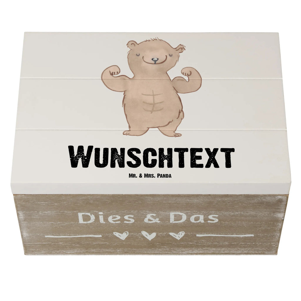 Personalisierte Holzkiste Bär Bodybuilding Holzkiste mit Namen, Kiste mit Namen, Schatzkiste mit Namen, Truhe mit Namen, Schatulle mit Namen, Erinnerungsbox mit Namen, Erinnerungskiste, mit Namen, Dekokiste mit Namen, Aufbewahrungsbox mit Namen, Holzkiste Personalisiert, Kiste Personalisiert, Schatzkiste Personalisiert, Truhe Personalisiert, Schatulle Personalisiert, Erinnerungsbox Personalisiert, Erinnerungskiste Personalisiert, Dekokiste Personalisiert, Aufbewahrungsbox Personalisiert, Geschenkbox personalisiert, GEschenkdose personalisiert, Geschenk, Sport, Sportart, Hobby, Schenken, Danke, Dankeschön, Auszeichnung, Gewinn, Sportler, Bodybuilding, Muskelmasse, Körpergestaltung, Leistungssport