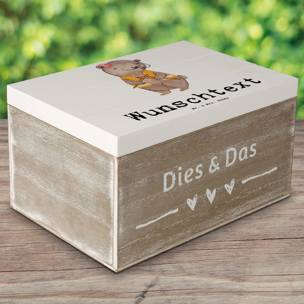 Personalisierte Holzkiste Fluglotsin Herz Holzkiste mit Namen, Kiste mit Namen, Schatzkiste mit Namen, Truhe mit Namen, Schatulle mit Namen, Erinnerungsbox mit Namen, Erinnerungskiste, mit Namen, Dekokiste mit Namen, Aufbewahrungsbox mit Namen, Holzkiste Personalisiert, Kiste Personalisiert, Schatzkiste Personalisiert, Truhe Personalisiert, Schatulle Personalisiert, Erinnerungsbox Personalisiert, Erinnerungskiste Personalisiert, Dekokiste Personalisiert, Aufbewahrungsbox Personalisiert, Geschenkbox personalisiert, GEschenkdose personalisiert, Beruf, Ausbildung, Jubiläum, Abschied, Rente, Kollege, Kollegin, Geschenk, Schenken, Arbeitskollege, Mitarbeiter, Firma, Danke, Dankeschön, Fluglotsin, Flugverkehrsleiterin, Luftfahrtpersonal, Flugsicherung