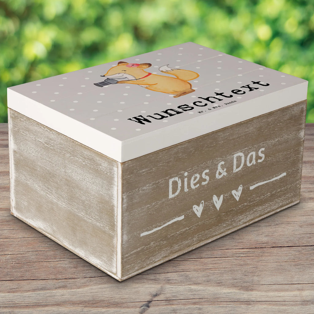 Personalisierte Holzkiste Fotografin Herz Holzkiste mit Namen, Kiste mit Namen, Schatzkiste mit Namen, Truhe mit Namen, Schatulle mit Namen, Erinnerungsbox mit Namen, Erinnerungskiste, mit Namen, Dekokiste mit Namen, Aufbewahrungsbox mit Namen, Holzkiste Personalisiert, Kiste Personalisiert, Schatzkiste Personalisiert, Truhe Personalisiert, Schatulle Personalisiert, Erinnerungsbox Personalisiert, Erinnerungskiste Personalisiert, Dekokiste Personalisiert, Aufbewahrungsbox Personalisiert, Geschenkbox personalisiert, GEschenkdose personalisiert, Beruf, Ausbildung, Jubiläum, Abschied, Rente, Kollege, Kollegin, Geschenk, Schenken, Arbeitskollege, Mitarbeiter, Firma, Danke, Dankeschön, Fotografin, Fotoreporterin, Hobbyfotografin, Hochzeitsfotografin, Fotografie, Profi Fotografin