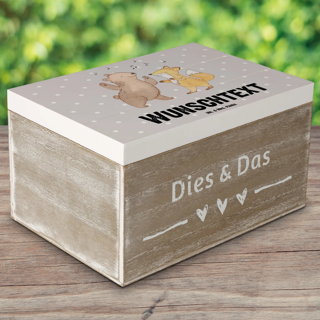 Personalisierte Holzkiste Bär & Fuchs Disco Holzkiste mit Namen, Kiste mit Namen, Schatzkiste mit Namen, Truhe mit Namen, Schatulle mit Namen, Erinnerungsbox mit Namen, Erinnerungskiste, mit Namen, Dekokiste mit Namen, Aufbewahrungsbox mit Namen, Holzkiste Personalisiert, Kiste Personalisiert, Schatzkiste Personalisiert, Truhe Personalisiert, Schatulle Personalisiert, Erinnerungsbox Personalisiert, Erinnerungskiste Personalisiert, Dekokiste Personalisiert, Aufbewahrungsbox Personalisiert, Geschenkbox personalisiert, GEschenkdose personalisiert, Geschenk, Sport, Sportart, Hobby, Schenken, Danke, Dankeschön, Auszeichnung, Gewinn, Sportler, Disco, Clubs, Tanzen, Feiern, Clubbing, Tanzstimmung, Nachtclub