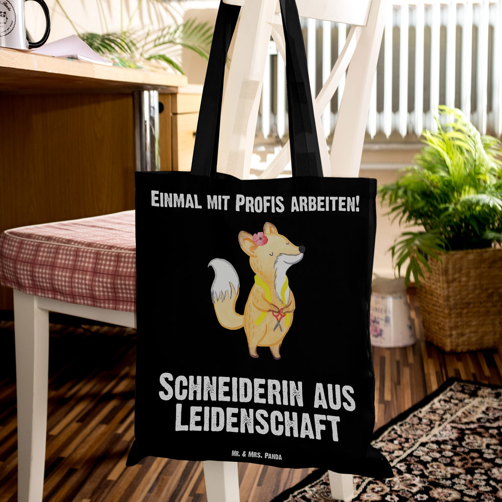 Tragetasche Schneiderin aus Leidenschaft Beuteltasche, Beutel, Einkaufstasche, Jutebeutel, Stoffbeutel, Tasche, Shopper, Umhängetasche, Strandtasche, Schultertasche, Stofftasche, Tragetasche, Badetasche, Jutetasche, Einkaufstüte, Laptoptasche, Beruf, Ausbildung, Jubiläum, Abschied, Rente, Kollege, Kollegin, Geschenk, Schenken, Arbeitskollege, Mitarbeiter, Firma, Danke, Dankeschön