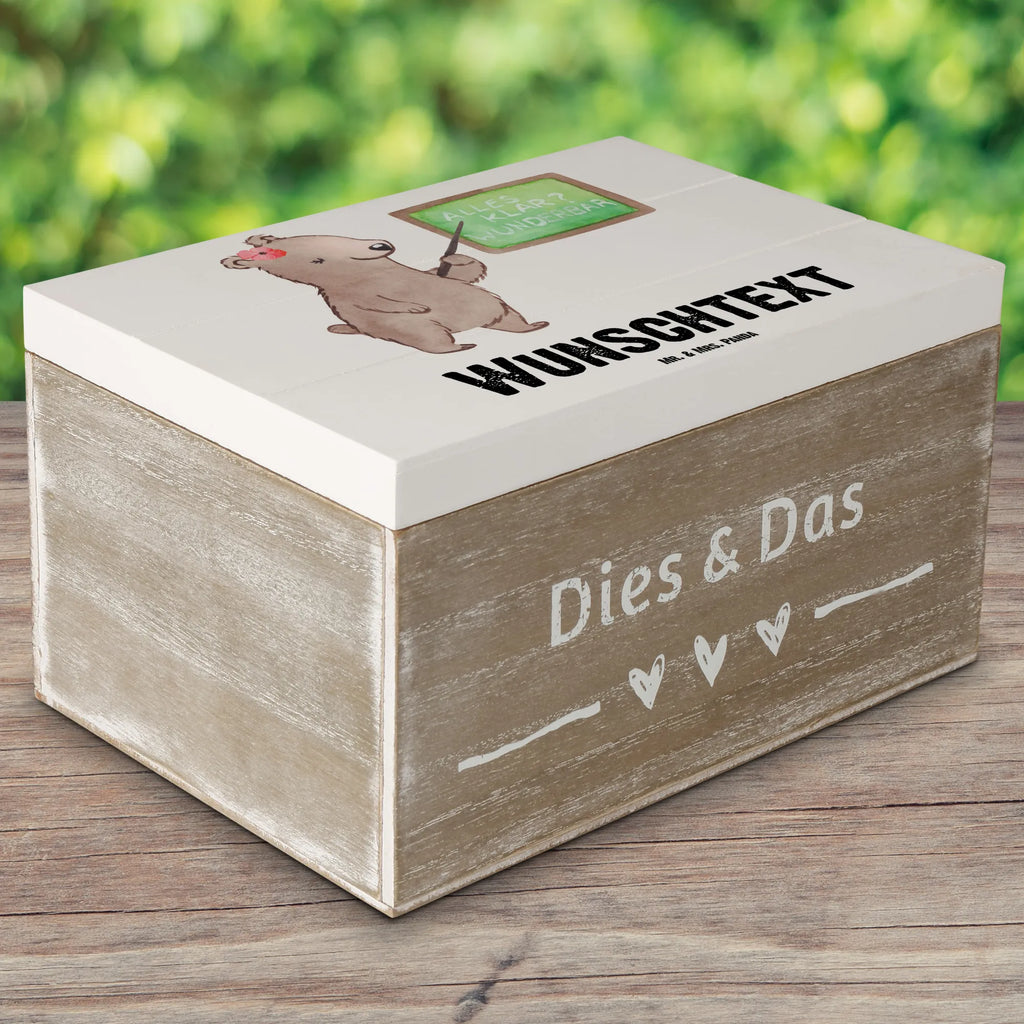 Personalisierte Holzkiste Dozentin Herz Holzkiste mit Namen, Kiste mit Namen, Schatzkiste mit Namen, Truhe mit Namen, Schatulle mit Namen, Erinnerungsbox mit Namen, Erinnerungskiste, mit Namen, Dekokiste mit Namen, Aufbewahrungsbox mit Namen, Holzkiste Personalisiert, Kiste Personalisiert, Schatzkiste Personalisiert, Truhe Personalisiert, Schatulle Personalisiert, Erinnerungsbox Personalisiert, Erinnerungskiste Personalisiert, Dekokiste Personalisiert, Aufbewahrungsbox Personalisiert, Geschenkbox personalisiert, GEschenkdose personalisiert, Beruf, Ausbildung, Jubiläum, Abschied, Rente, Kollege, Kollegin, Geschenk, Schenken, Arbeitskollege, Mitarbeiter, Firma, Danke, Dankeschön, Dozentin, Professorin, Universität, Vorlesung, Tutorin, Akademikerin, Uni, Unterricht