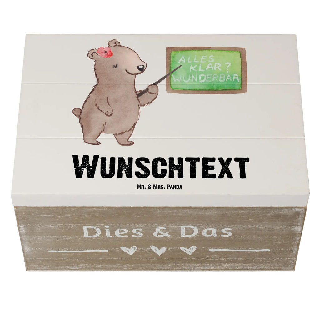 Personalisierte Holzkiste Dozentin Herz Holzkiste mit Namen, Kiste mit Namen, Schatzkiste mit Namen, Truhe mit Namen, Schatulle mit Namen, Erinnerungsbox mit Namen, Erinnerungskiste, mit Namen, Dekokiste mit Namen, Aufbewahrungsbox mit Namen, Holzkiste Personalisiert, Kiste Personalisiert, Schatzkiste Personalisiert, Truhe Personalisiert, Schatulle Personalisiert, Erinnerungsbox Personalisiert, Erinnerungskiste Personalisiert, Dekokiste Personalisiert, Aufbewahrungsbox Personalisiert, Geschenkbox personalisiert, GEschenkdose personalisiert, Beruf, Ausbildung, Jubiläum, Abschied, Rente, Kollege, Kollegin, Geschenk, Schenken, Arbeitskollege, Mitarbeiter, Firma, Danke, Dankeschön, Dozentin, Professorin, Universität, Vorlesung, Tutorin, Akademikerin, Uni, Unterricht