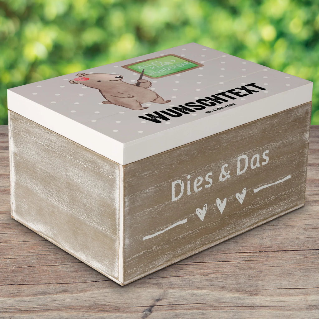 Personalisierte Holzkiste Dozentin Herz Holzkiste mit Namen, Kiste mit Namen, Schatzkiste mit Namen, Truhe mit Namen, Schatulle mit Namen, Erinnerungsbox mit Namen, Erinnerungskiste, mit Namen, Dekokiste mit Namen, Aufbewahrungsbox mit Namen, Holzkiste Personalisiert, Kiste Personalisiert, Schatzkiste Personalisiert, Truhe Personalisiert, Schatulle Personalisiert, Erinnerungsbox Personalisiert, Erinnerungskiste Personalisiert, Dekokiste Personalisiert, Aufbewahrungsbox Personalisiert, Geschenkbox personalisiert, GEschenkdose personalisiert, Beruf, Ausbildung, Jubiläum, Abschied, Rente, Kollege, Kollegin, Geschenk, Schenken, Arbeitskollege, Mitarbeiter, Firma, Danke, Dankeschön, Dozentin, Professorin, Universität, Vorlesung, Tutorin, Akademikerin, Uni, Unterricht