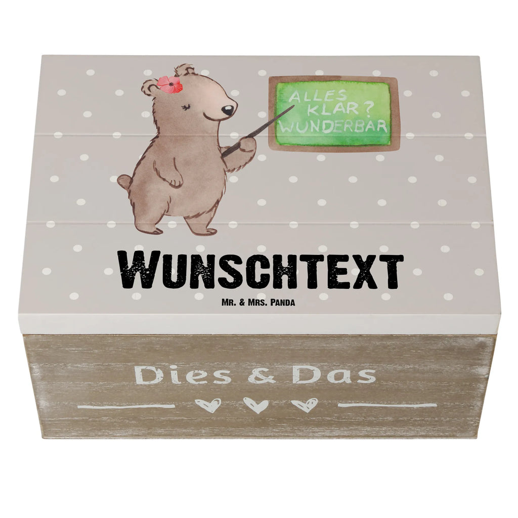 Personalisierte Holzkiste Dozentin Herz Holzkiste mit Namen, Kiste mit Namen, Schatzkiste mit Namen, Truhe mit Namen, Schatulle mit Namen, Erinnerungsbox mit Namen, Erinnerungskiste, mit Namen, Dekokiste mit Namen, Aufbewahrungsbox mit Namen, Holzkiste Personalisiert, Kiste Personalisiert, Schatzkiste Personalisiert, Truhe Personalisiert, Schatulle Personalisiert, Erinnerungsbox Personalisiert, Erinnerungskiste Personalisiert, Dekokiste Personalisiert, Aufbewahrungsbox Personalisiert, Geschenkbox personalisiert, GEschenkdose personalisiert, Beruf, Ausbildung, Jubiläum, Abschied, Rente, Kollege, Kollegin, Geschenk, Schenken, Arbeitskollege, Mitarbeiter, Firma, Danke, Dankeschön, Dozentin, Professorin, Universität, Vorlesung, Tutorin, Akademikerin, Uni, Unterricht