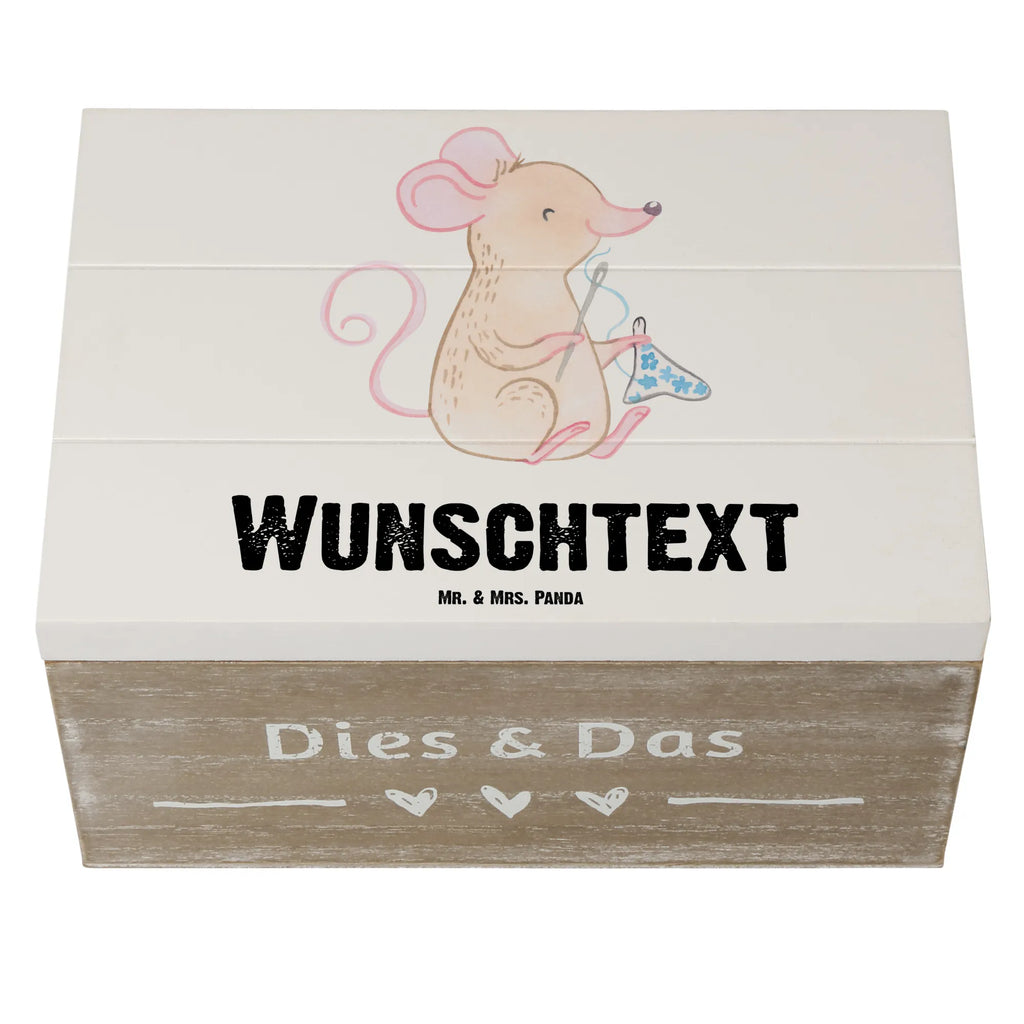 Personalisierte Holzkiste Maus Nähen Holzkiste mit Namen, Kiste mit Namen, Schatzkiste mit Namen, Truhe mit Namen, Schatulle mit Namen, Erinnerungsbox mit Namen, Erinnerungskiste, mit Namen, Dekokiste mit Namen, Aufbewahrungsbox mit Namen, Holzkiste Personalisiert, Kiste Personalisiert, Schatzkiste Personalisiert, Truhe Personalisiert, Schatulle Personalisiert, Erinnerungsbox Personalisiert, Erinnerungskiste Personalisiert, Dekokiste Personalisiert, Aufbewahrungsbox Personalisiert, Geschenkbox personalisiert, GEschenkdose personalisiert, Geschenk, Sport, Sportart, Hobby, Schenken, Danke, Dankeschön, Auszeichnung, Gewinn, Sportler, Nähen, kreatives Hobby, Nähkurs, Nähmaschine, DIY