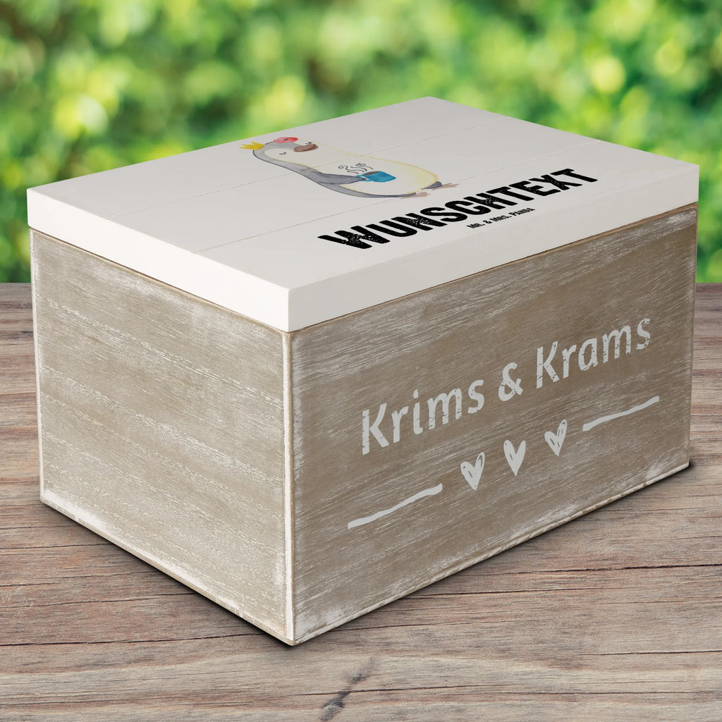 Personalisierte Holzkiste Pinguin Beste Abteilungsleiterin der Welt Holzkiste mit Namen, Kiste mit Namen, Schatzkiste mit Namen, Truhe mit Namen, Schatulle mit Namen, Erinnerungsbox mit Namen, Erinnerungskiste, mit Namen, Dekokiste mit Namen, Aufbewahrungsbox mit Namen, Holzkiste Personalisiert, Kiste Personalisiert, Schatzkiste Personalisiert, Truhe Personalisiert, Schatulle Personalisiert, Erinnerungsbox Personalisiert, Erinnerungskiste Personalisiert, Dekokiste Personalisiert, Aufbewahrungsbox Personalisiert, Geschenkbox personalisiert, GEschenkdose personalisiert, für, Dankeschön, Geschenk, Schenken, Geburtstag, Geburtstagsgeschenk, Geschenkidee, Danke, Bedanken, Mitbringsel, Freude machen, Geschenktipp, Abteilungsleiterin, Leiterin, Geschäftsführerin, Vorgesetzte, Kollegin, Arbeit, Büro, Abschiedsgeschenk, Ruhestand, Abschied, Chefin, Ehrung, Anerkennung, Würdigung, Abteilungsvorstand, Beste Abteilungsleiterin, Auszeichnung, Geschäftsleiterin, Managerin