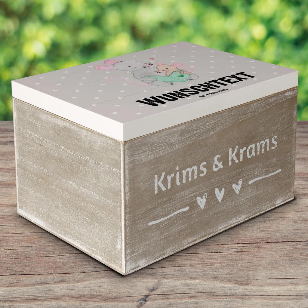 Personalisierte Holzkiste Maus Beste Adoptivmutter der Welt Holzkiste mit Namen, Kiste mit Namen, Schatzkiste mit Namen, Truhe mit Namen, Schatulle mit Namen, Erinnerungsbox mit Namen, Erinnerungskiste, mit Namen, Dekokiste mit Namen, Aufbewahrungsbox mit Namen, Holzkiste Personalisiert, Kiste Personalisiert, Schatzkiste Personalisiert, Truhe Personalisiert, Schatulle Personalisiert, Erinnerungsbox Personalisiert, Erinnerungskiste Personalisiert, Dekokiste Personalisiert, Aufbewahrungsbox Personalisiert, Geschenkbox personalisiert, GEschenkdose personalisiert, für, Dankeschön, Geschenk, Schenken, Geburtstag, Geburtstagsgeschenk, Geschenkidee, Danke, Bedanken, Mitbringsel, Freude machen, Geschenktipp, Adoptivmutter, Adoptivmama, adoptiert, Mama, Mami, Mutter, Muttertag, Mutti, Ma, Tochter, Sohn, Beste Mama, Beste, Supermama