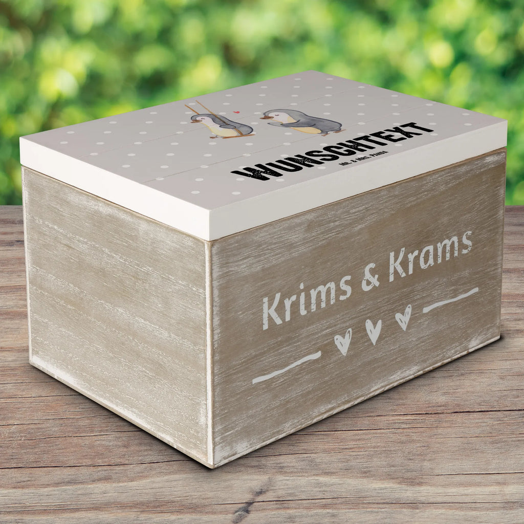 Personalisierte Holzkiste Pinguin Beste Großmutter der Welt Holzkiste mit Namen, Kiste mit Namen, Schatzkiste mit Namen, Truhe mit Namen, Schatulle mit Namen, Erinnerungsbox mit Namen, Erinnerungskiste, mit Namen, Dekokiste mit Namen, Aufbewahrungsbox mit Namen, Holzkiste Personalisiert, Kiste Personalisiert, Schatzkiste Personalisiert, Truhe Personalisiert, Schatulle Personalisiert, Erinnerungsbox Personalisiert, Erinnerungskiste Personalisiert, Dekokiste Personalisiert, Aufbewahrungsbox Personalisiert, Geschenkbox personalisiert, GEschenkdose personalisiert, für, Dankeschön, Geschenk, Schenken, Geburtstag, Geburtstagsgeschenk, Geschenkidee, Danke, Bedanken, Mitbringsel, Freude machen, Geschenktipp, Großmutter, Omi, Oma, Oma geworden, Grosseltern