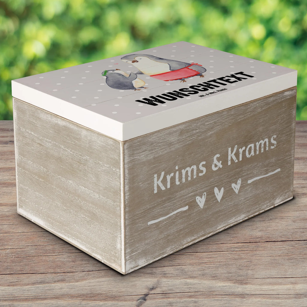 Personalisierte Holzkiste Pinguin Beste Mami der Welt Holzkiste mit Namen, Kiste mit Namen, Schatzkiste mit Namen, Truhe mit Namen, Schatulle mit Namen, Erinnerungsbox mit Namen, Erinnerungskiste, mit Namen, Dekokiste mit Namen, Aufbewahrungsbox mit Namen, Holzkiste Personalisiert, Kiste Personalisiert, Schatzkiste Personalisiert, Truhe Personalisiert, Schatulle Personalisiert, Erinnerungsbox Personalisiert, Erinnerungskiste Personalisiert, Dekokiste Personalisiert, Aufbewahrungsbox Personalisiert, Geschenkbox personalisiert, GEschenkdose personalisiert, für, Dankeschön, Geschenk, Schenken, Geburtstag, Geburtstagsgeschenk, Geschenkidee, Danke, Bedanken, Mitbringsel, Freude machen, Geschenktipp, Mama, Mami, Mutter, Muttertag, Mutti, Ma, Tochter, Sohn, Beste Mama, Beste, Supermama