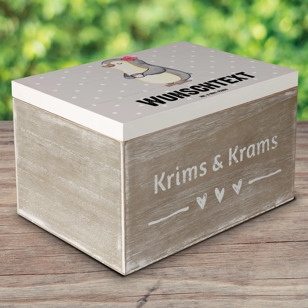 Personalisierte Holzkiste Pinguin Beste Schwiegermutter der Welt Holzkiste mit Namen, Kiste mit Namen, Schatzkiste mit Namen, Truhe mit Namen, Schatulle mit Namen, Erinnerungsbox mit Namen, Erinnerungskiste, mit Namen, Dekokiste mit Namen, Aufbewahrungsbox mit Namen, Holzkiste Personalisiert, Kiste Personalisiert, Schatzkiste Personalisiert, Truhe Personalisiert, Schatulle Personalisiert, Erinnerungsbox Personalisiert, Erinnerungskiste Personalisiert, Dekokiste Personalisiert, Aufbewahrungsbox Personalisiert, Geschenkbox personalisiert, GEschenkdose personalisiert, für, Dankeschön, Geschenk, Schenken, Geburtstag, Geburtstagsgeschenk, Geschenkidee, Danke, Bedanken, Mitbringsel, Freude machen, Geschenktipp, Schwiegermutter, Schwiegermama, Schwiegereltern, Mama, Mutter, Mutter des Ehepartners, angeheiratet