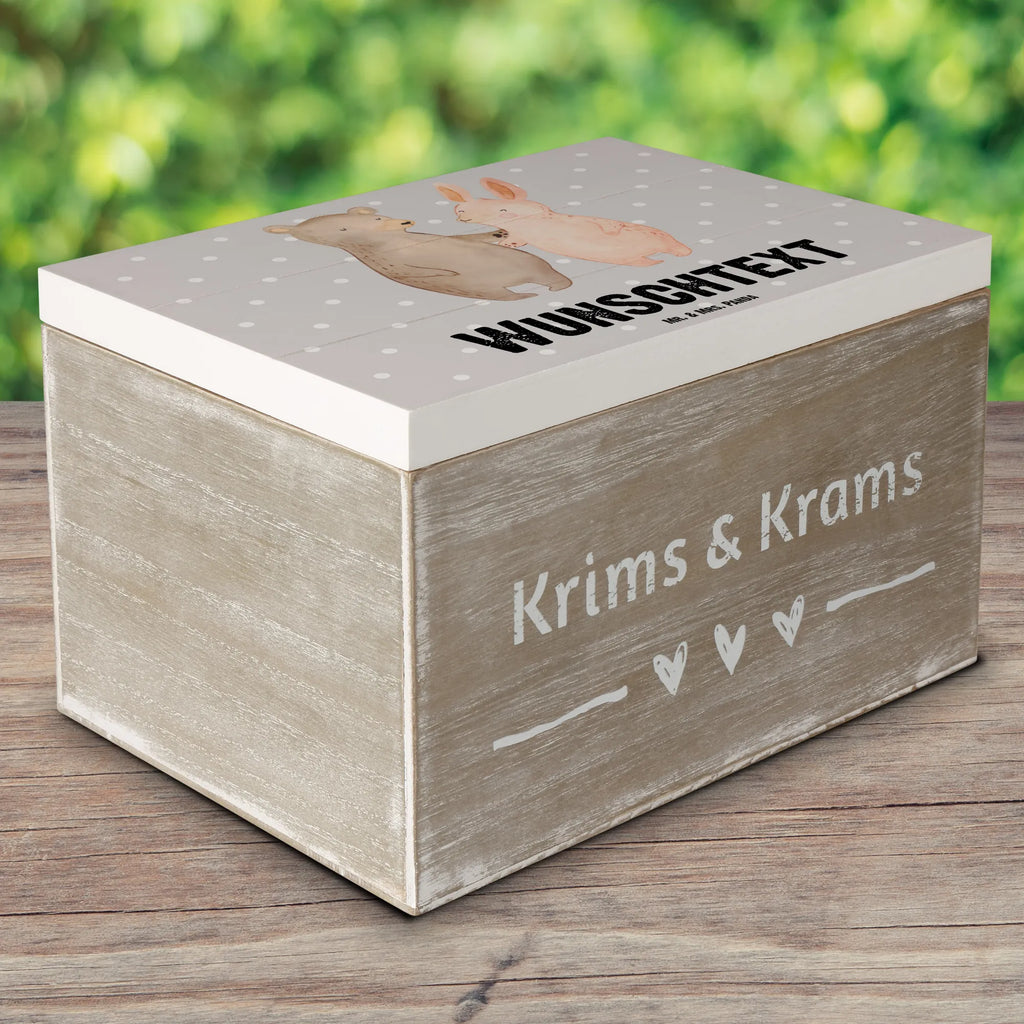 Personalisierte Holzkiste Hase Beste Mitbewohnerin der Welt Holzkiste mit Namen, Kiste mit Namen, Schatzkiste mit Namen, Truhe mit Namen, Schatulle mit Namen, Erinnerungsbox mit Namen, Erinnerungskiste, mit Namen, Dekokiste mit Namen, Aufbewahrungsbox mit Namen, Holzkiste Personalisiert, Kiste Personalisiert, Schatzkiste Personalisiert, Truhe Personalisiert, Schatulle Personalisiert, Erinnerungsbox Personalisiert, Erinnerungskiste Personalisiert, Dekokiste Personalisiert, Aufbewahrungsbox Personalisiert, Geschenkbox personalisiert, GEschenkdose personalisiert, für, Dankeschön, Geschenk, Schenken, Geburtstag, Geburtstagsgeschenk, Geschenkidee, Danke, Bedanken, Mitbringsel, Freude machen, Geschenktipp, Mitbewohnerin, WG, Zimmernachbarin, Wohngemeinschaft, WG-Bewohnerin, Zimmerkollegin, Zimmergenossin, Stubenkameradin