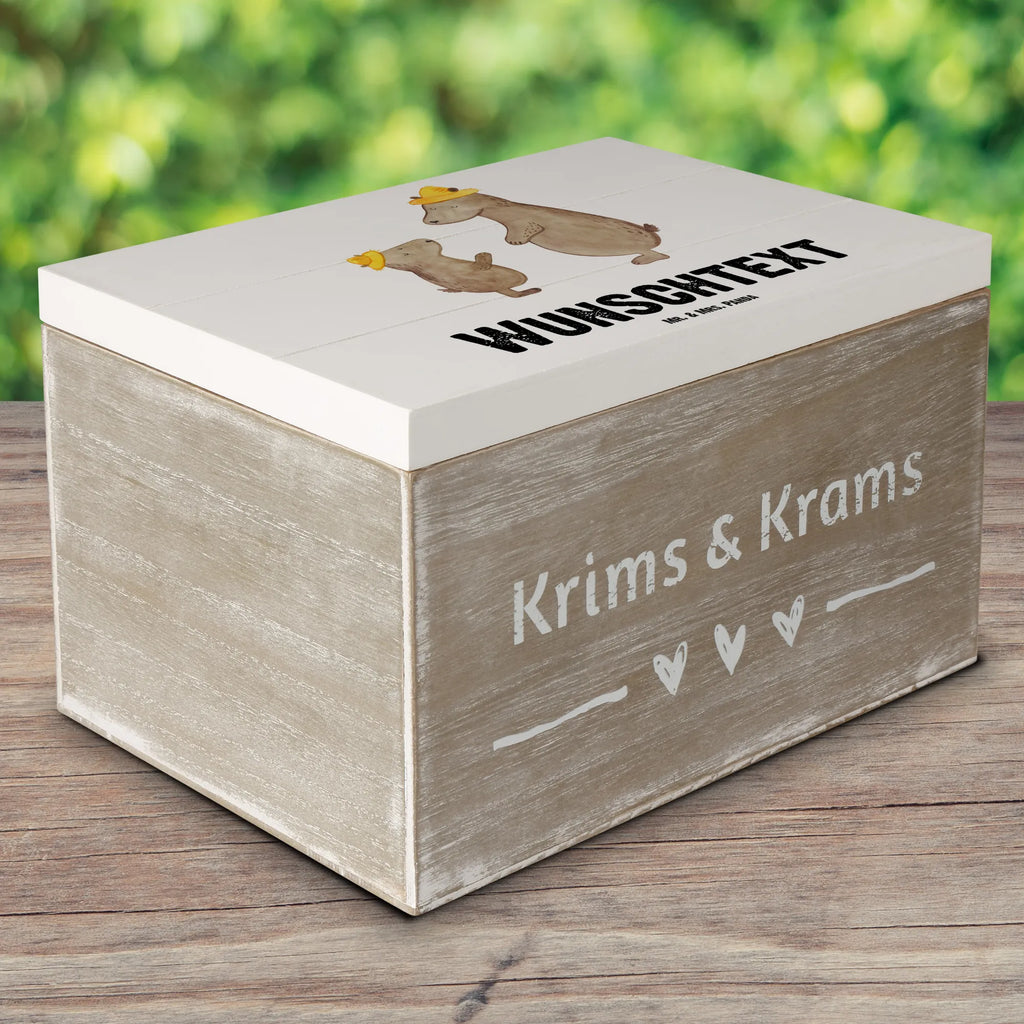 Personalisierte Holzkiste Bär Bester Vati der Welt Holzkiste mit Namen, Kiste mit Namen, Schatzkiste mit Namen, Truhe mit Namen, Schatulle mit Namen, Erinnerungsbox mit Namen, Erinnerungskiste, mit Namen, Dekokiste mit Namen, Aufbewahrungsbox mit Namen, Holzkiste Personalisiert, Kiste Personalisiert, Schatzkiste Personalisiert, Truhe Personalisiert, Schatulle Personalisiert, Erinnerungsbox Personalisiert, Erinnerungskiste Personalisiert, Dekokiste Personalisiert, Aufbewahrungsbox Personalisiert, Geschenkbox personalisiert, GEschenkdose personalisiert, für, Dankeschön, Geschenk, Schenken, Geburtstag, Geburtstagsgeschenk, Geschenkidee, Danke, Bedanken, Mitbringsel, Freude machen, Geschenktipp, Vater, Papa, Dad, Daddy, Paps, Papi, Vati, Eltern, Geschenk Vater, Mann, Familie, Bester, Kleinigkeit