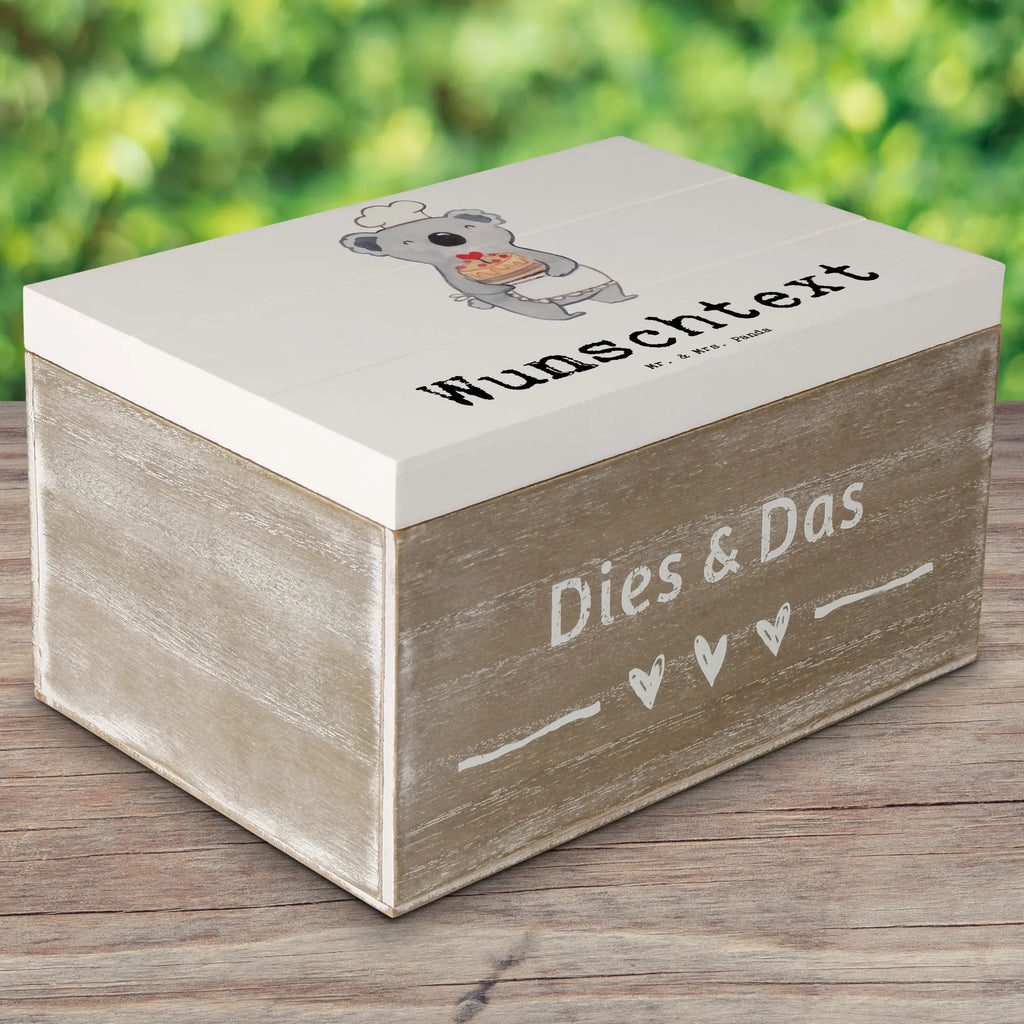 Personalisierte Holzkiste Konditor Herz Holzkiste mit Namen, Kiste mit Namen, Schatzkiste mit Namen, Truhe mit Namen, Schatulle mit Namen, Erinnerungsbox mit Namen, Erinnerungskiste, mit Namen, Dekokiste mit Namen, Aufbewahrungsbox mit Namen, Holzkiste Personalisiert, Kiste Personalisiert, Schatzkiste Personalisiert, Truhe Personalisiert, Schatulle Personalisiert, Erinnerungsbox Personalisiert, Erinnerungskiste Personalisiert, Dekokiste Personalisiert, Aufbewahrungsbox Personalisiert, Geschenkbox personalisiert, GEschenkdose personalisiert, Beruf, Ausbildung, Jubiläum, Abschied, Rente, Kollege, Kollegin, Geschenk, Schenken, Arbeitskollege, Mitarbeiter, Firma, Danke, Dankeschön, Konditor, Kuchenbäcker, Patissier, Confiseur, Bäcker