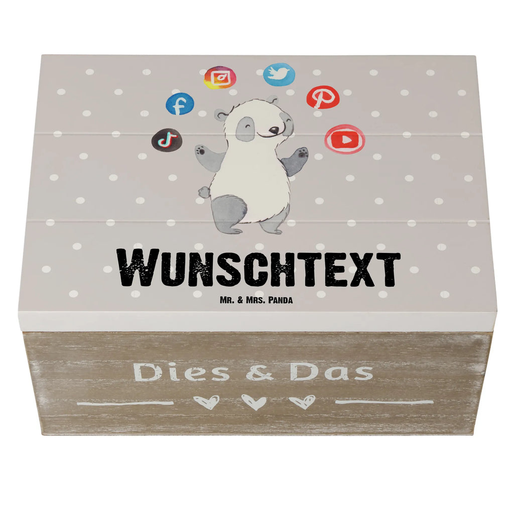 Personalisierte Holzkiste Social Media Manager Herz Holzkiste mit Namen, Kiste mit Namen, Schatzkiste mit Namen, Truhe mit Namen, Schatulle mit Namen, Erinnerungsbox mit Namen, Erinnerungskiste, mit Namen, Dekokiste mit Namen, Aufbewahrungsbox mit Namen, Holzkiste Personalisiert, Kiste Personalisiert, Schatzkiste Personalisiert, Truhe Personalisiert, Schatulle Personalisiert, Erinnerungsbox Personalisiert, Erinnerungskiste Personalisiert, Dekokiste Personalisiert, Aufbewahrungsbox Personalisiert, Geschenkbox personalisiert, GEschenkdose personalisiert, Beruf, Ausbildung, Jubiläum, Abschied, Rente, Kollege, Kollegin, Geschenk, Schenken, Arbeitskollege, Mitarbeiter, Firma, Danke, Dankeschön