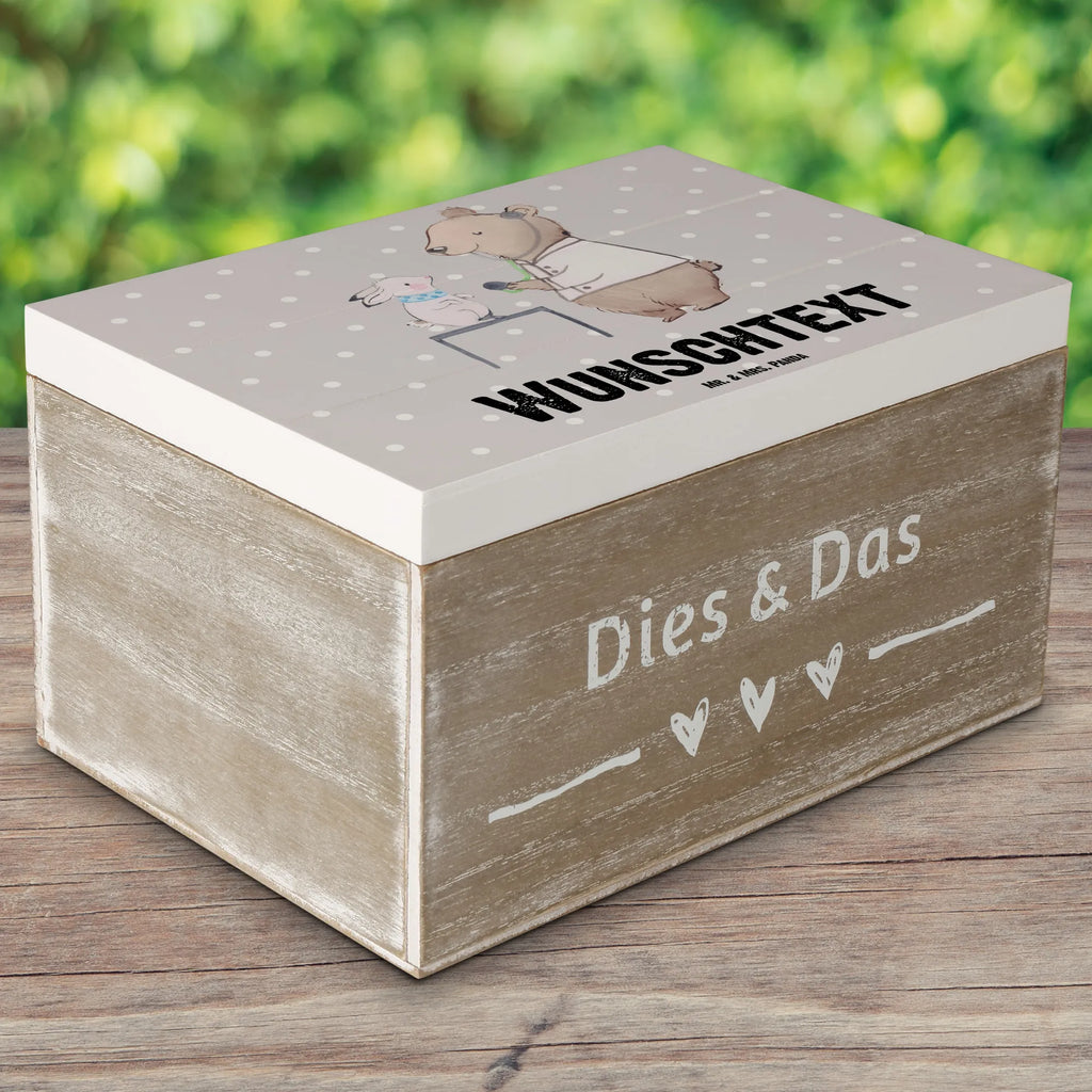 Personalisierte Holzkiste Tierarzt mit Herz Holzkiste mit Namen, Kiste mit Namen, Schatzkiste mit Namen, Truhe mit Namen, Schatulle mit Namen, Erinnerungsbox mit Namen, Erinnerungskiste, mit Namen, Dekokiste mit Namen, Aufbewahrungsbox mit Namen, Holzkiste Personalisiert, Kiste Personalisiert, Schatzkiste Personalisiert, Truhe Personalisiert, Schatulle Personalisiert, Erinnerungsbox Personalisiert, Erinnerungskiste Personalisiert, Dekokiste Personalisiert, Aufbewahrungsbox Personalisiert, Geschenkbox personalisiert, GEschenkdose personalisiert, Beruf, Ausbildung, Jubiläum, Abschied, Rente, Kollege, Kollegin, Geschenk, Schenken, Arbeitskollege, Mitarbeiter, Firma, Danke, Dankeschön