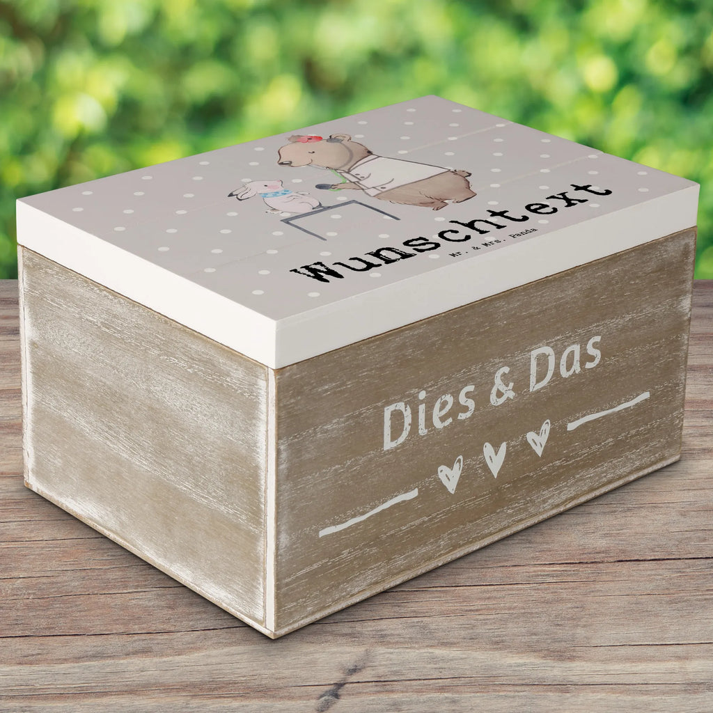 Personalisierte Holzkiste Tierärztin Herz Holzkiste mit Namen, Kiste mit Namen, Schatzkiste mit Namen, Truhe mit Namen, Schatulle mit Namen, Erinnerungsbox mit Namen, Erinnerungskiste, mit Namen, Dekokiste mit Namen, Aufbewahrungsbox mit Namen, Holzkiste Personalisiert, Kiste Personalisiert, Schatzkiste Personalisiert, Truhe Personalisiert, Schatulle Personalisiert, Erinnerungsbox Personalisiert, Erinnerungskiste Personalisiert, Dekokiste Personalisiert, Aufbewahrungsbox Personalisiert, Geschenkbox personalisiert, GEschenkdose personalisiert, Beruf, Ausbildung, Jubiläum, Abschied, Rente, Kollege, Kollegin, Geschenk, Schenken, Arbeitskollege, Mitarbeiter, Firma, Danke, Dankeschön