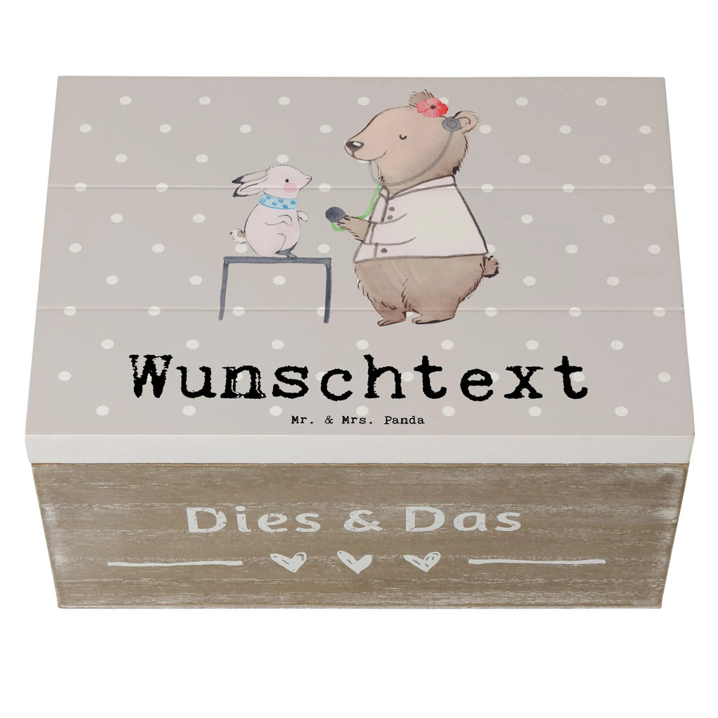 Personalisierte Holzkiste Tierärztin Herz Holzkiste mit Namen, Kiste mit Namen, Schatzkiste mit Namen, Truhe mit Namen, Schatulle mit Namen, Erinnerungsbox mit Namen, Erinnerungskiste, mit Namen, Dekokiste mit Namen, Aufbewahrungsbox mit Namen, Holzkiste Personalisiert, Kiste Personalisiert, Schatzkiste Personalisiert, Truhe Personalisiert, Schatulle Personalisiert, Erinnerungsbox Personalisiert, Erinnerungskiste Personalisiert, Dekokiste Personalisiert, Aufbewahrungsbox Personalisiert, Geschenkbox personalisiert, GEschenkdose personalisiert, Beruf, Ausbildung, Jubiläum, Abschied, Rente, Kollege, Kollegin, Geschenk, Schenken, Arbeitskollege, Mitarbeiter, Firma, Danke, Dankeschön