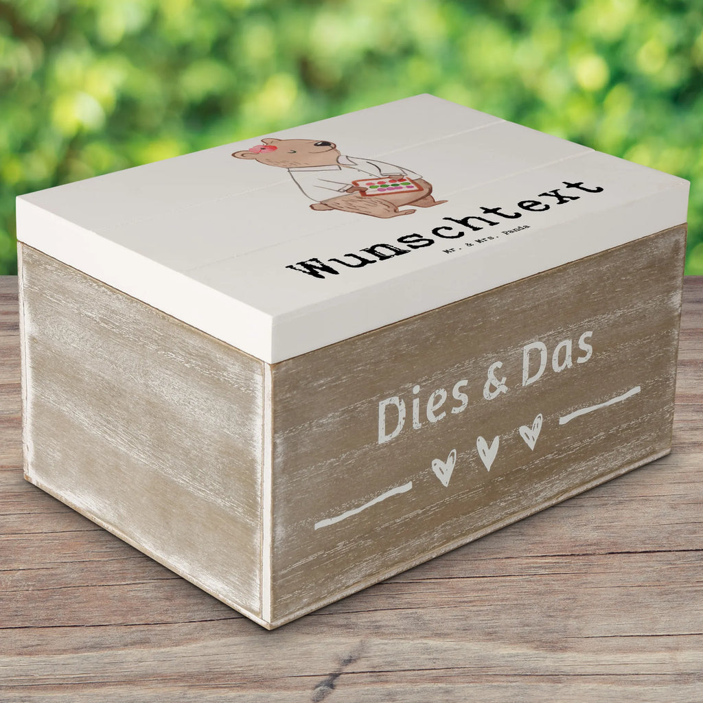 Personalisierte Holzkiste Bankfachfrau mit Herz Holzkiste mit Namen, Kiste mit Namen, Schatzkiste mit Namen, Truhe mit Namen, Schatulle mit Namen, Erinnerungsbox mit Namen, Erinnerungskiste, mit Namen, Dekokiste mit Namen, Aufbewahrungsbox mit Namen, Holzkiste Personalisiert, Kiste Personalisiert, Schatzkiste Personalisiert, Truhe Personalisiert, Schatulle Personalisiert, Erinnerungsbox Personalisiert, Erinnerungskiste Personalisiert, Dekokiste Personalisiert, Aufbewahrungsbox Personalisiert, Geschenkbox personalisiert, GEschenkdose personalisiert, Beruf, Ausbildung, Jubiläum, Abschied, Rente, Kollege, Kollegin, Geschenk, Schenken, Arbeitskollege, Mitarbeiter, Firma, Danke, Dankeschön, Bankfachfrau, Bankangestellte, Bänkerin, Bankberaterin